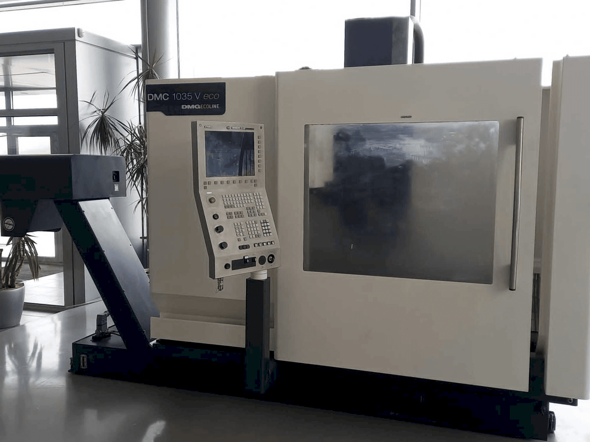 Vista frontal de la máquina DMG DMC 1035 V eco
