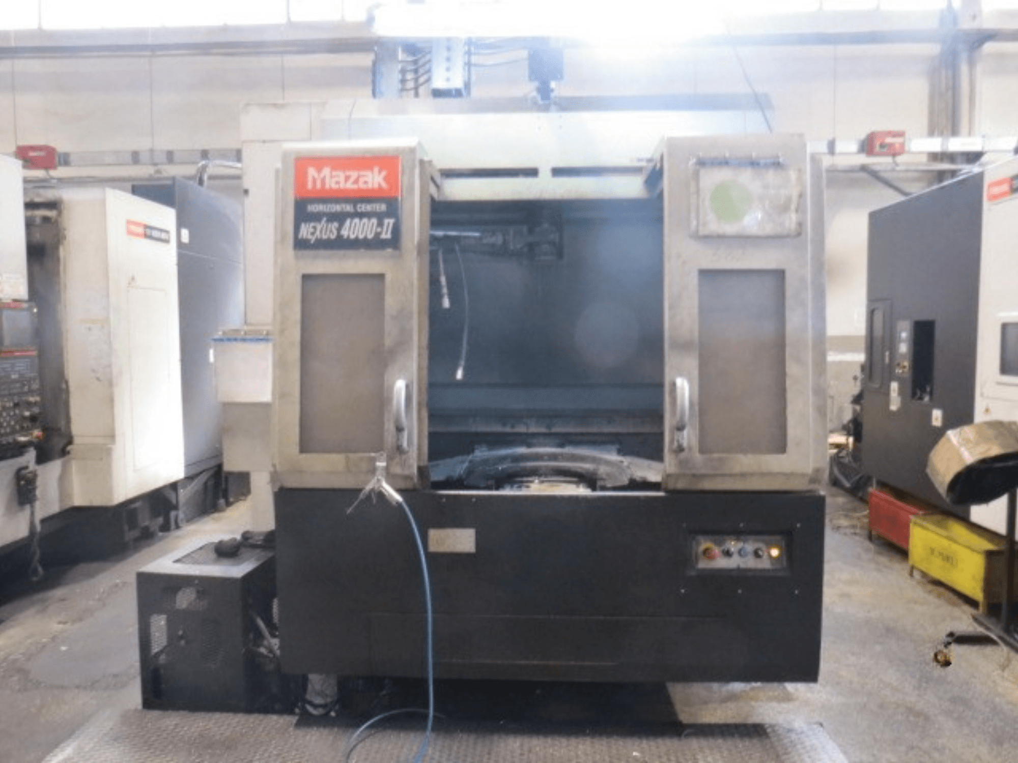 Centro de mecanizado horizontal Mazak NEXUS 4000 II, vista frontal en la que se aprecian el panel de control, el suministro de refrigerante y la zona de trabajo abierta.