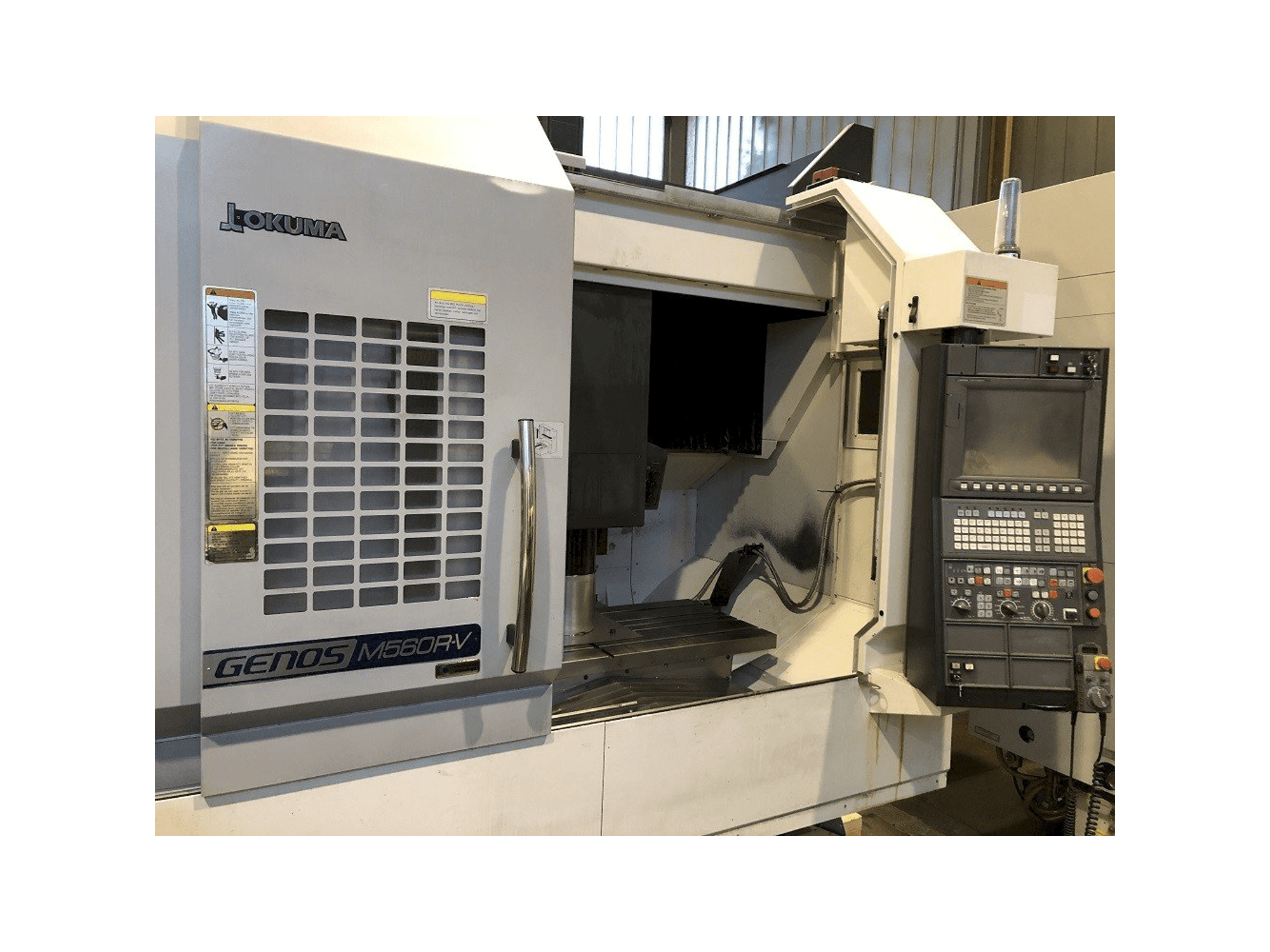 Vista frontal de la máquina Okuma Genos M560R-V