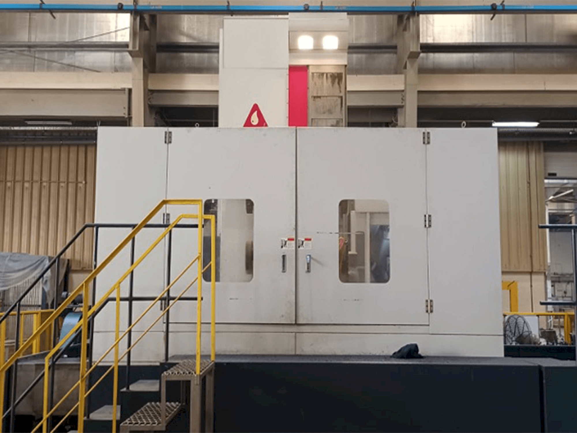 Vista frontal de la máquina YOU JI HBM130/3022