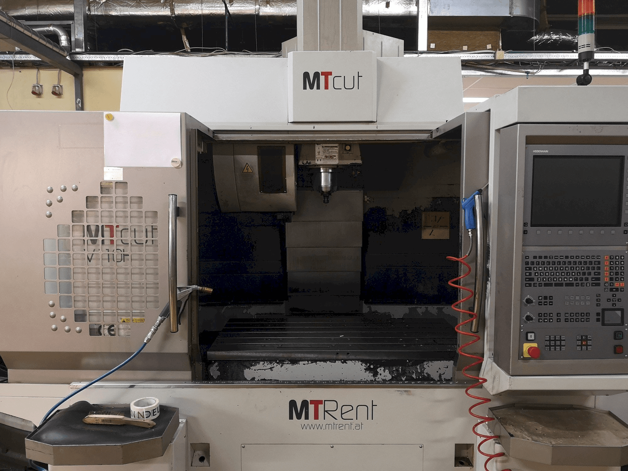 Vista frontal de la máquina MT Cut V110H