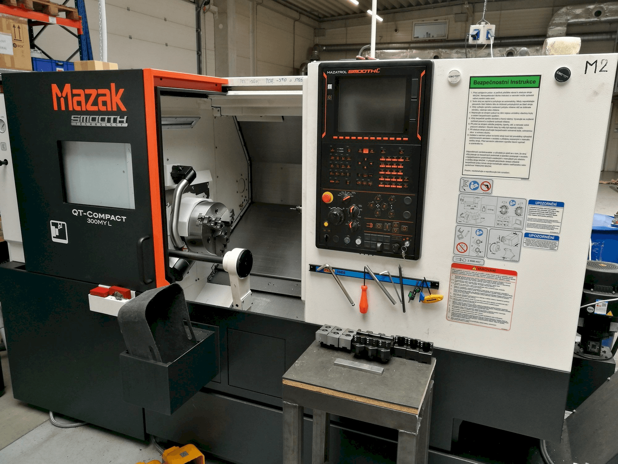 Vista frontal de la máquina Mazak Quick Turn Compact 300MY L