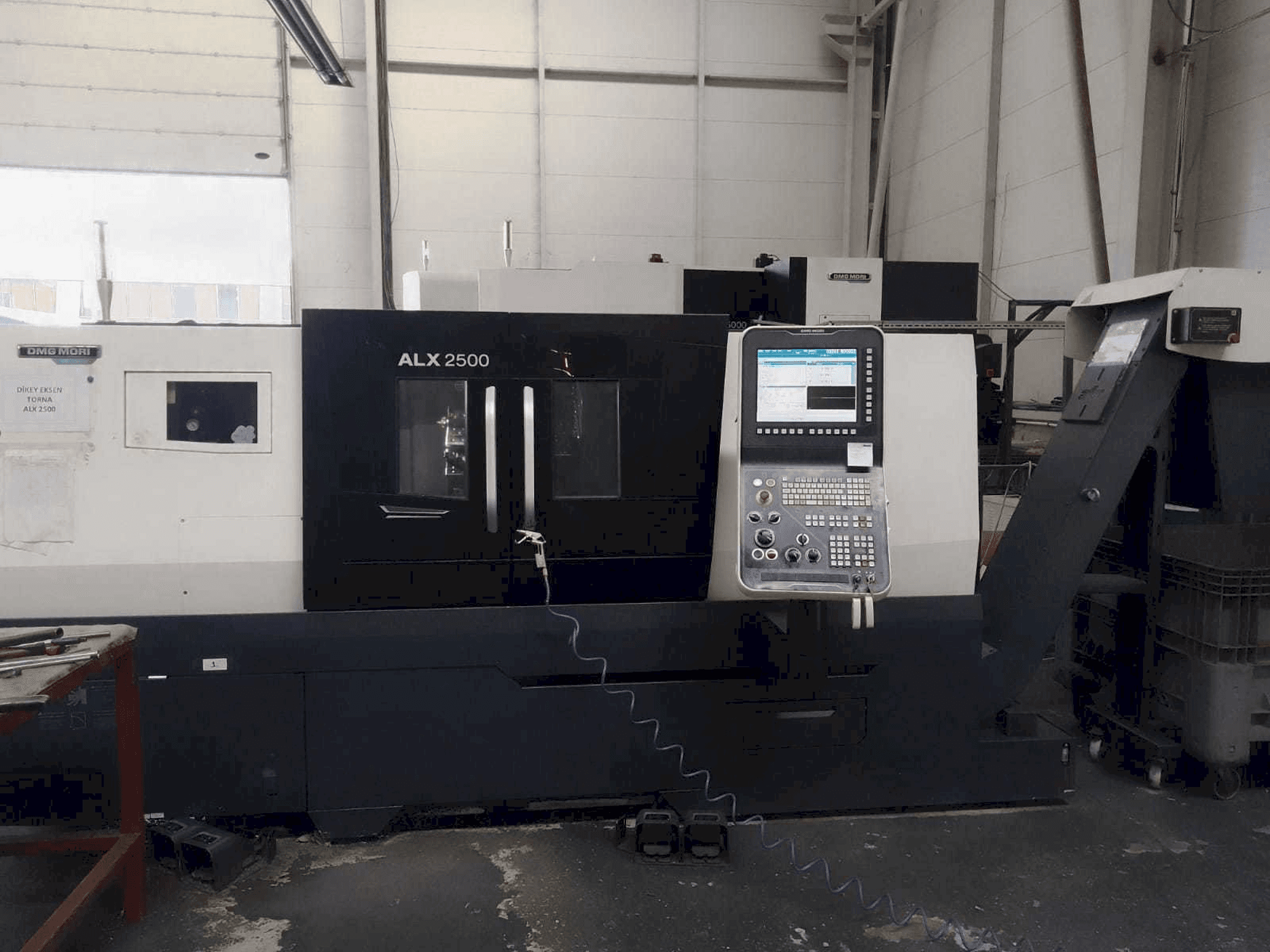 Vista frontal de la máquina DMG MORI ALX 2500