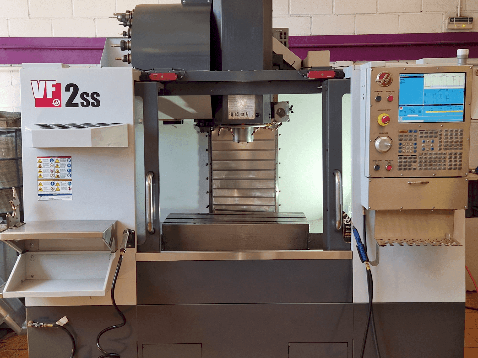 Vista frontal de la máquina HAAS VF-2SS
