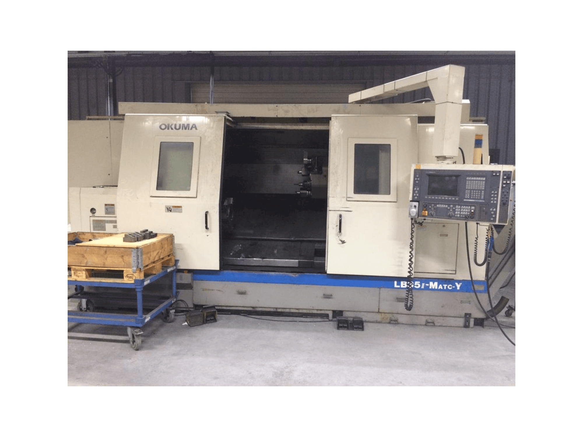 Vista frontal de la máquina Okuma LB35 II