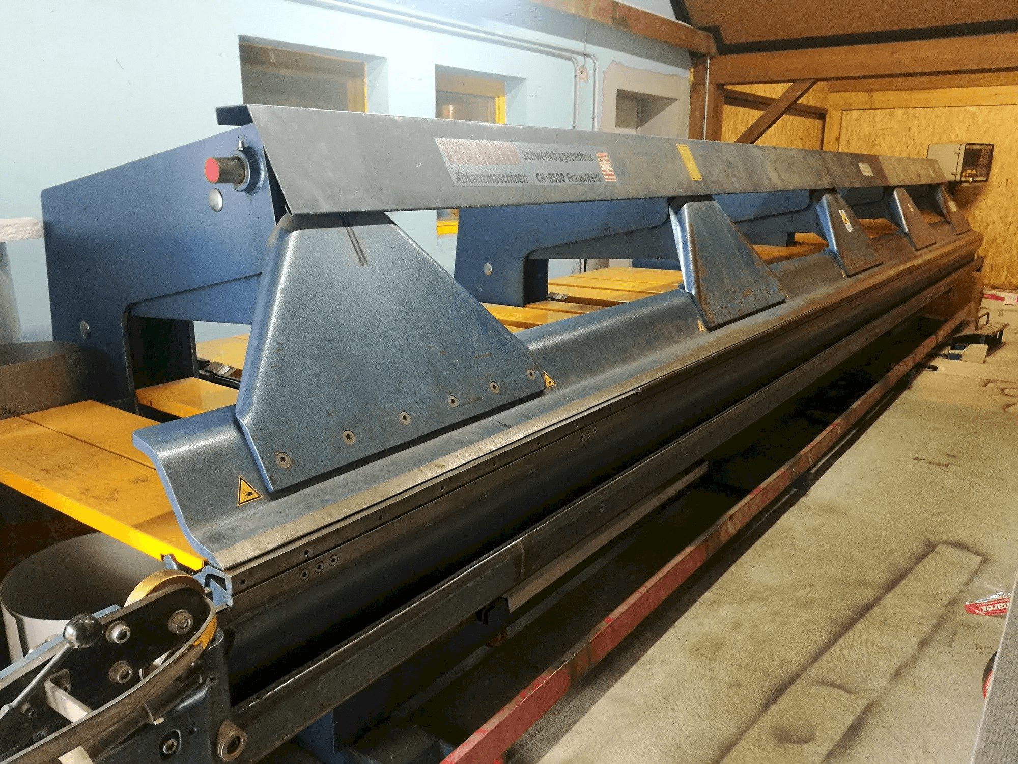 Vista frontal de la máquina Thalmann Thako 15-8.2M