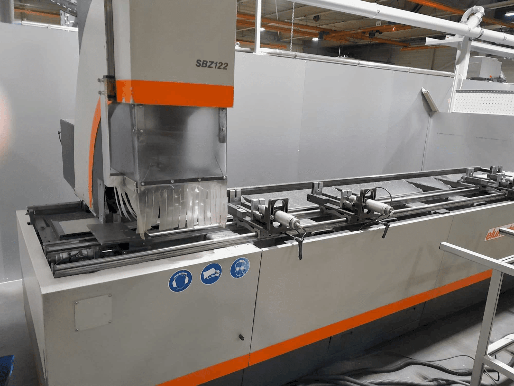 Vista frontal de la máquina Elumatec SBZ 122
