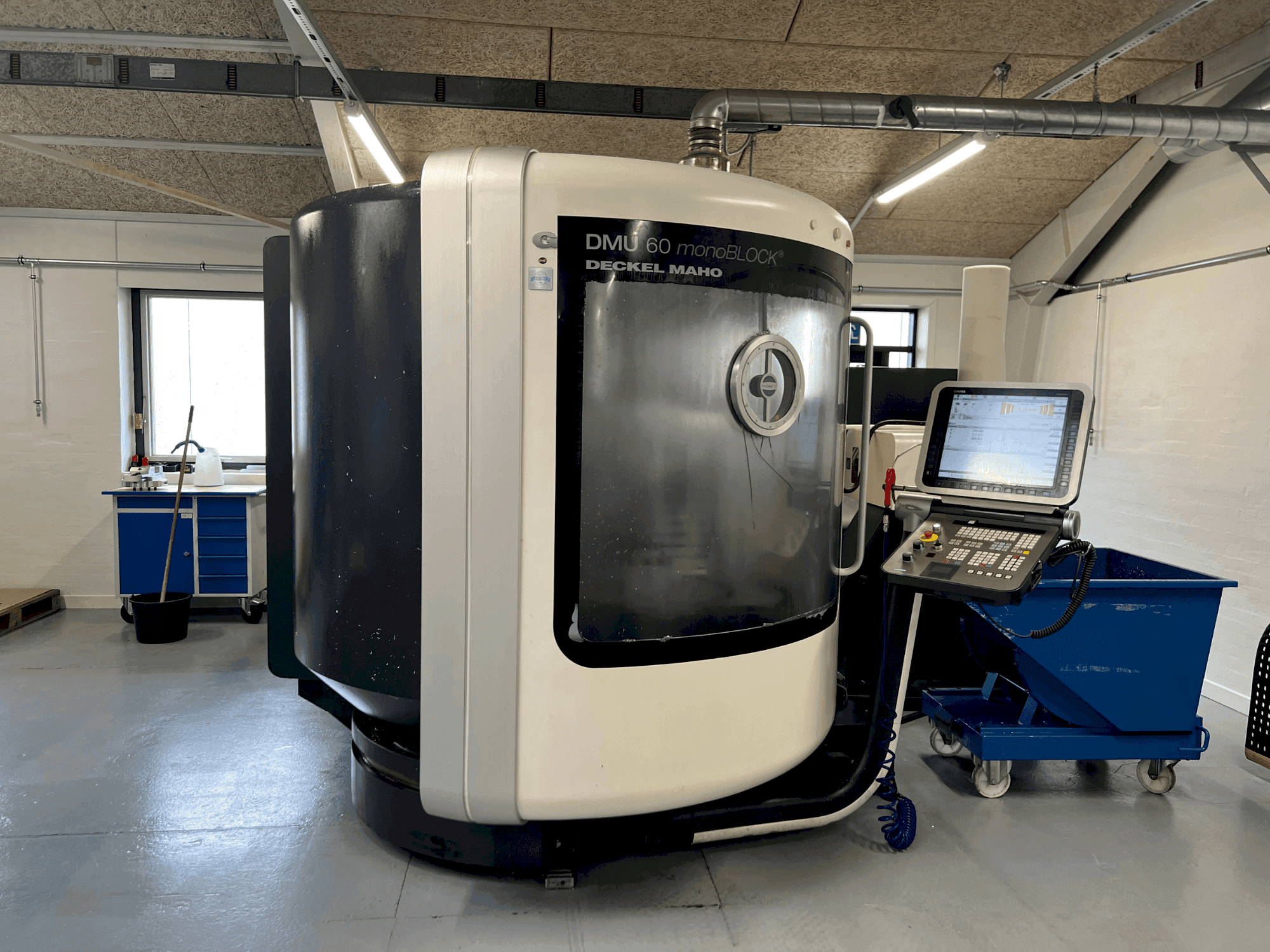 Vista frontal de la máquina DMG MORI DMU 60 monoBLOCK