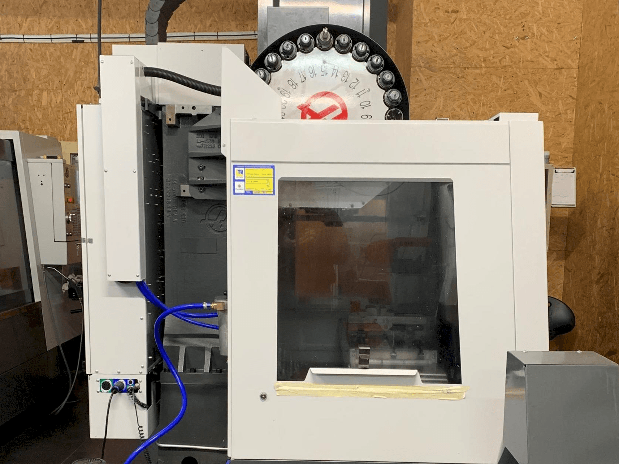 Vista frontal de la máquina HAAS VF-2EU