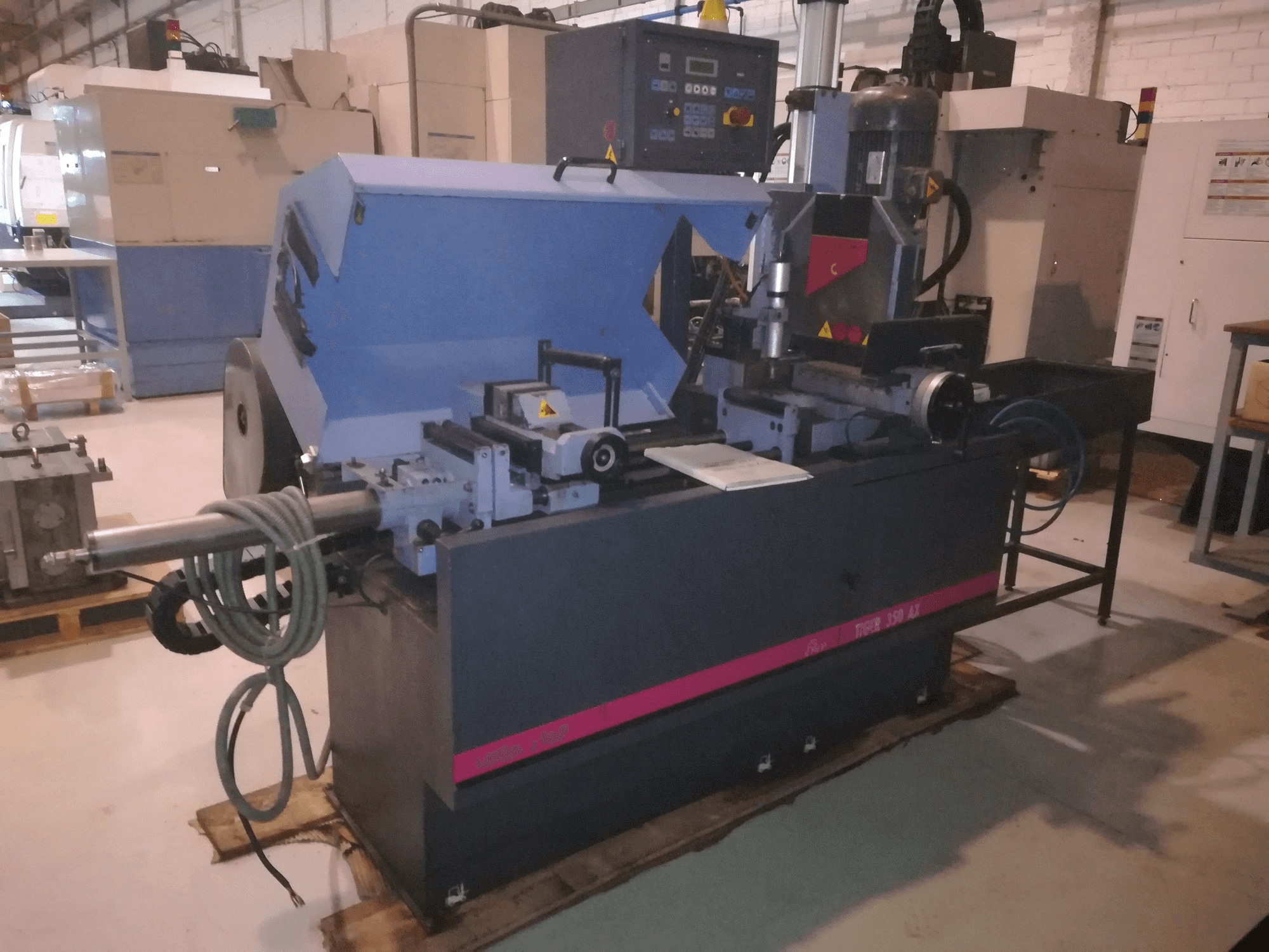 Vista frontal de la máquina MEP TIGER 350 AX