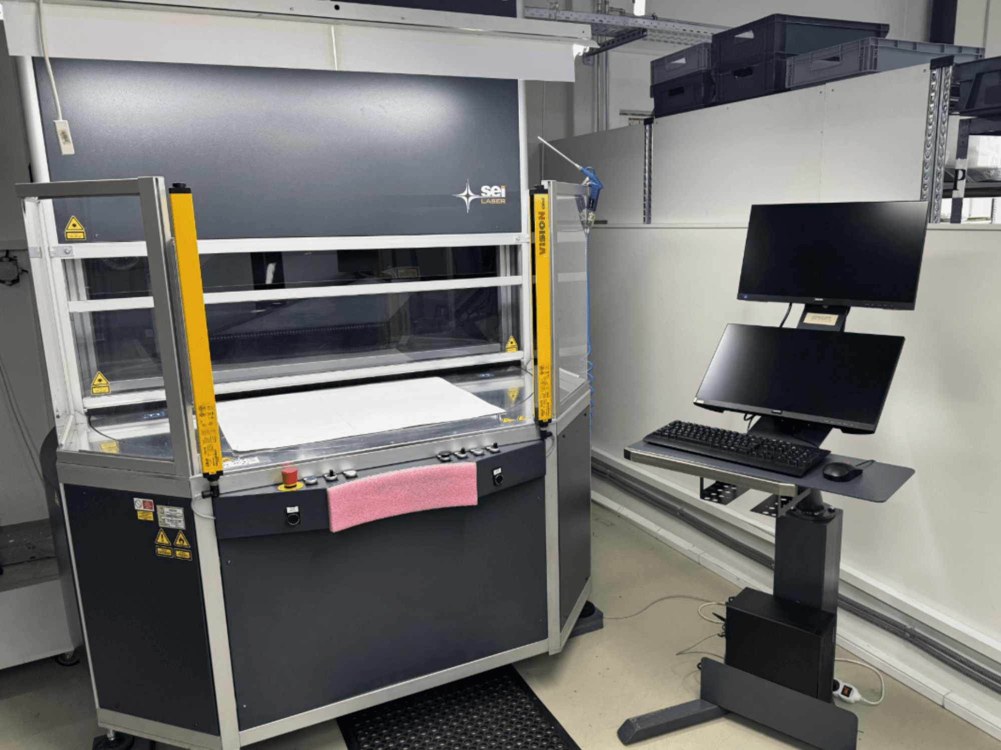 Máquina de corte por láser de CO₂ SEI Laser INFINITY 5070 V300 vista de frente, con panel de control y estación de monitorización integrada.