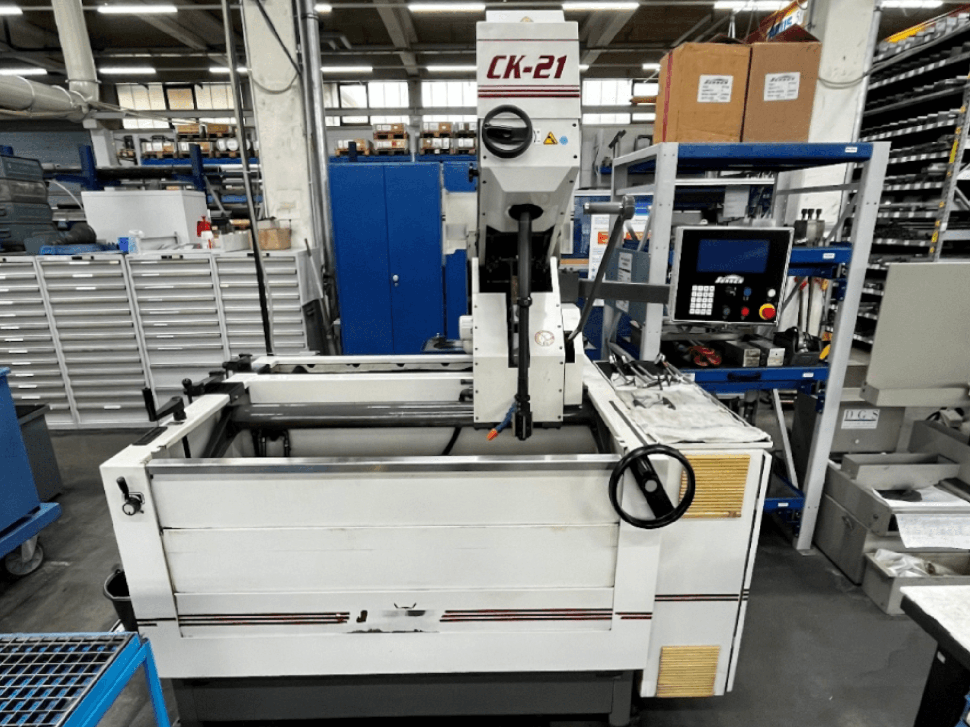 Bruñidora vertical Sunnen CK-21-CC en vista frontal, con controles, zona de bruñido y equipos de apoyo al fondo.