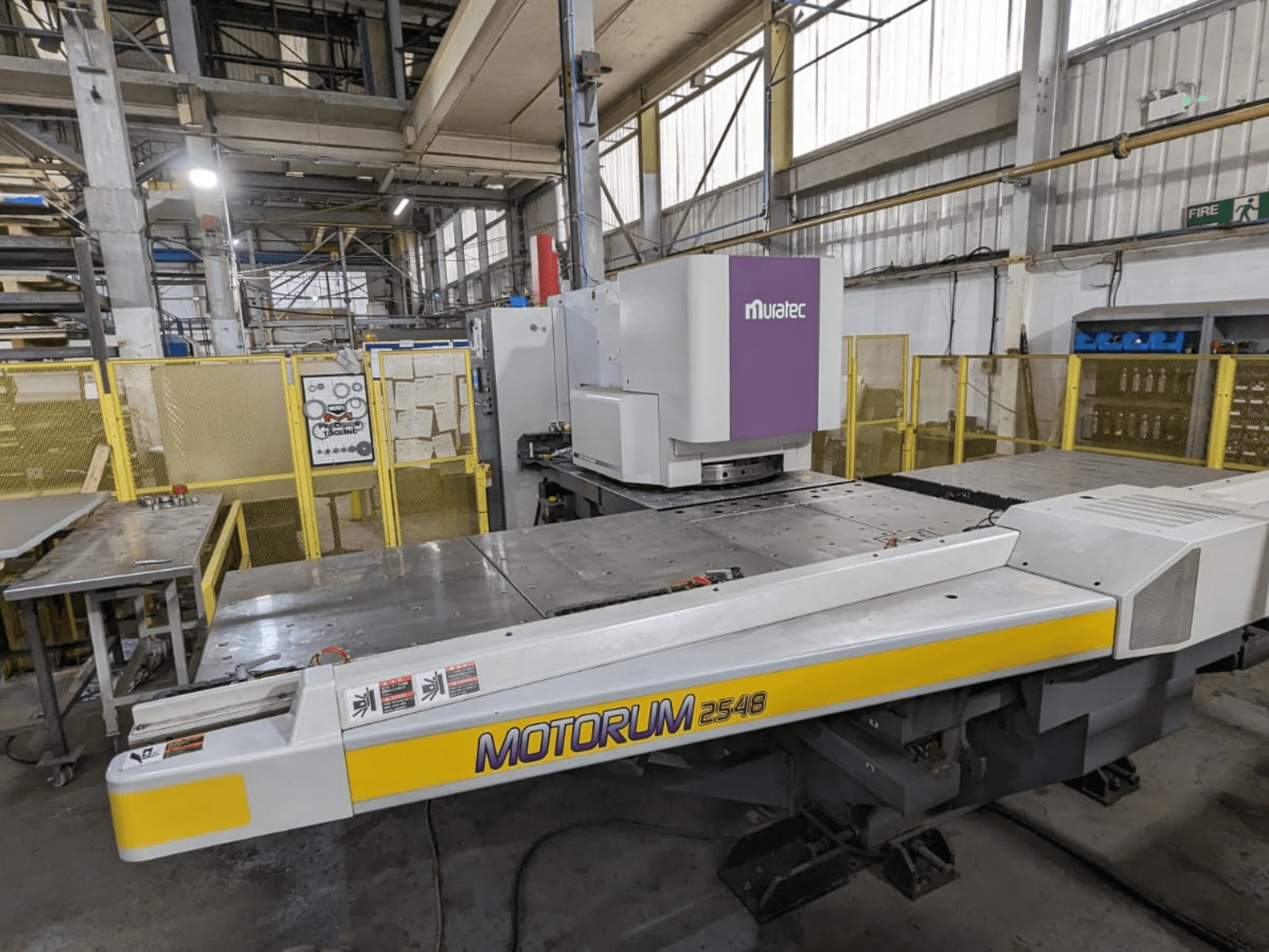 Punzonadora CNC Muratec MOTORUM 2548, vista frontal en la que se aprecian el panel de control y la mesa de trabajo en un entorno industrial.