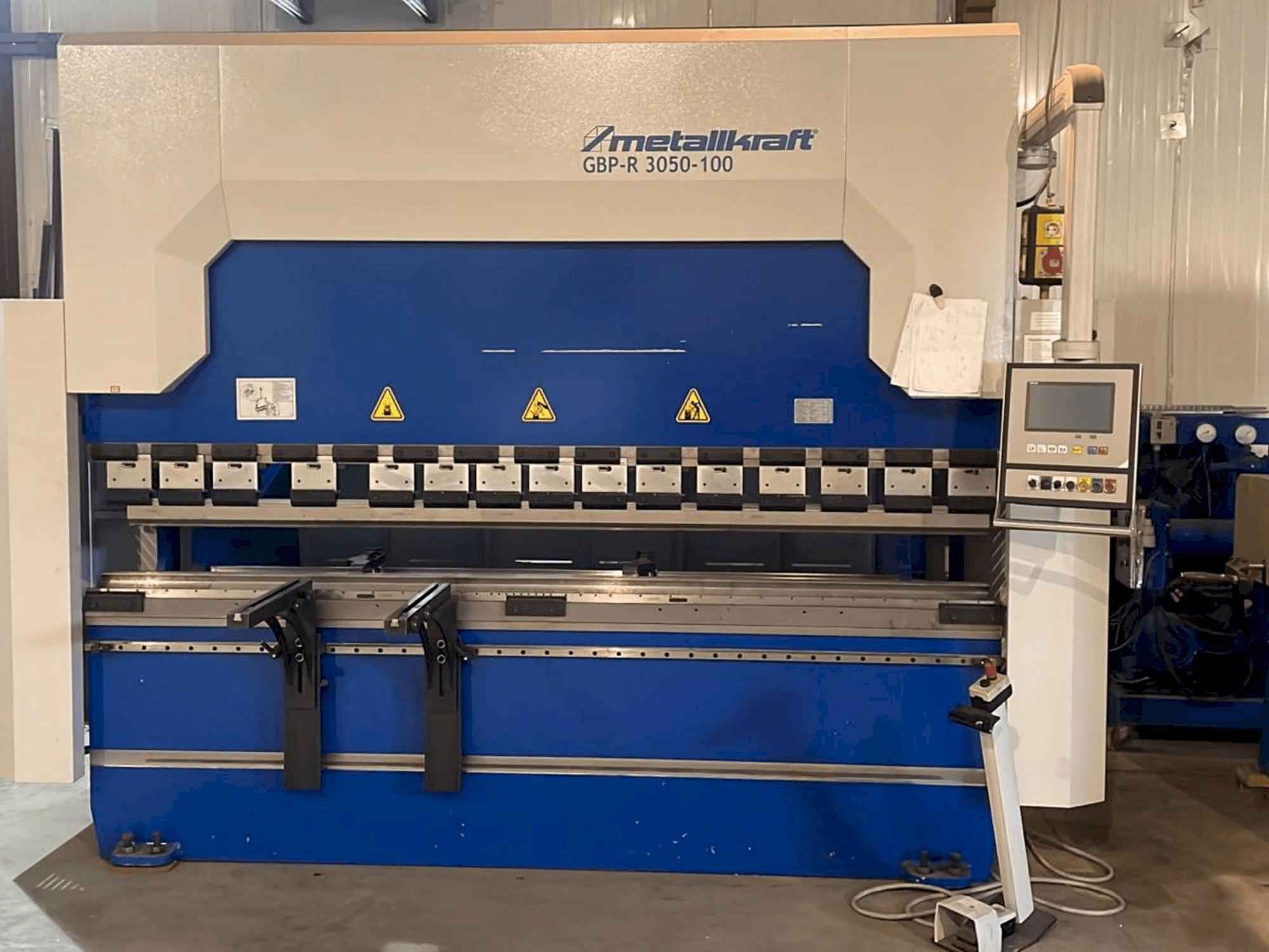 Vista frontal de la máquina Metallkraft GBPR30540-100