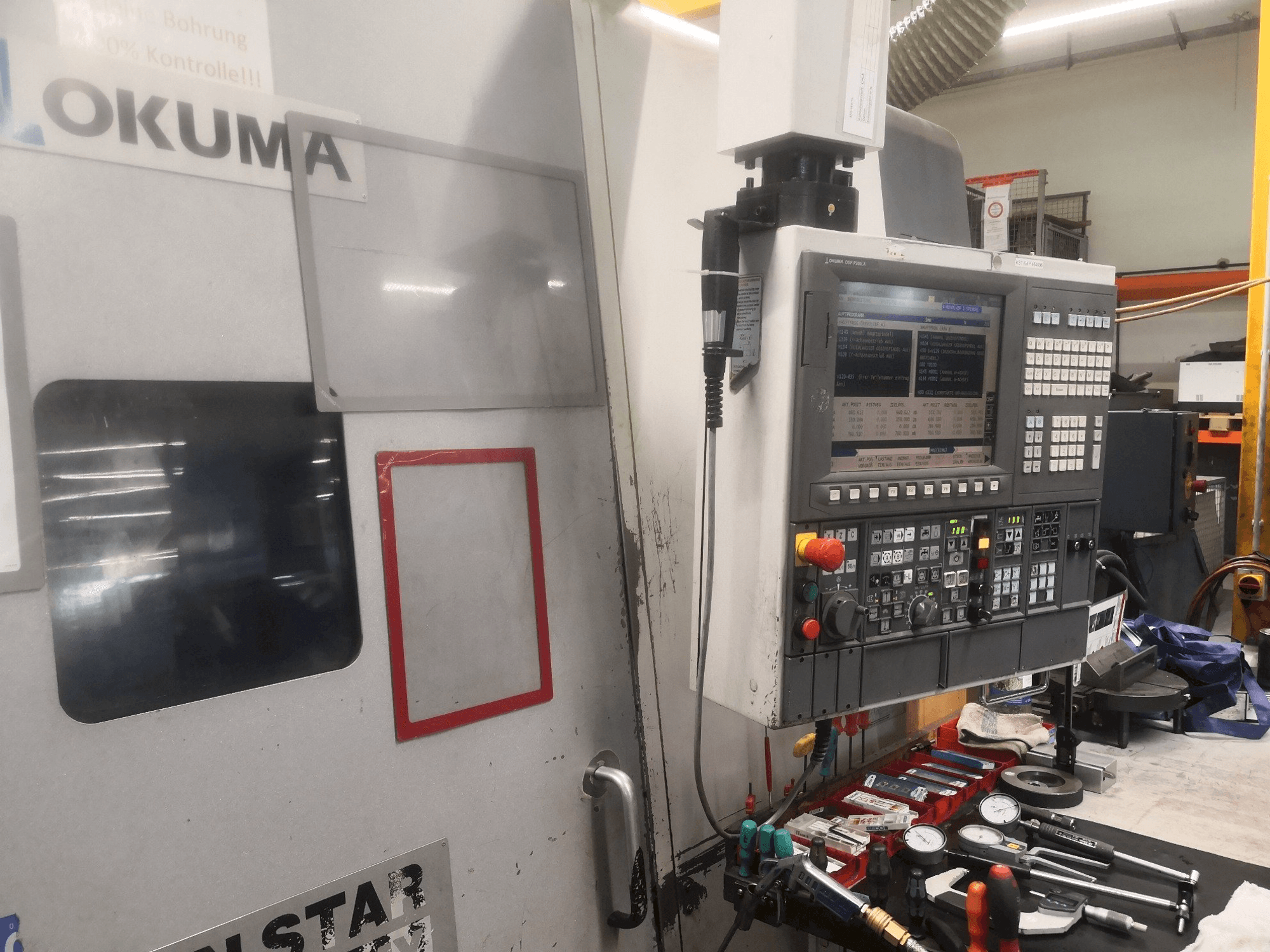 Vista frontal de la máquina Okuma LT 300 MY