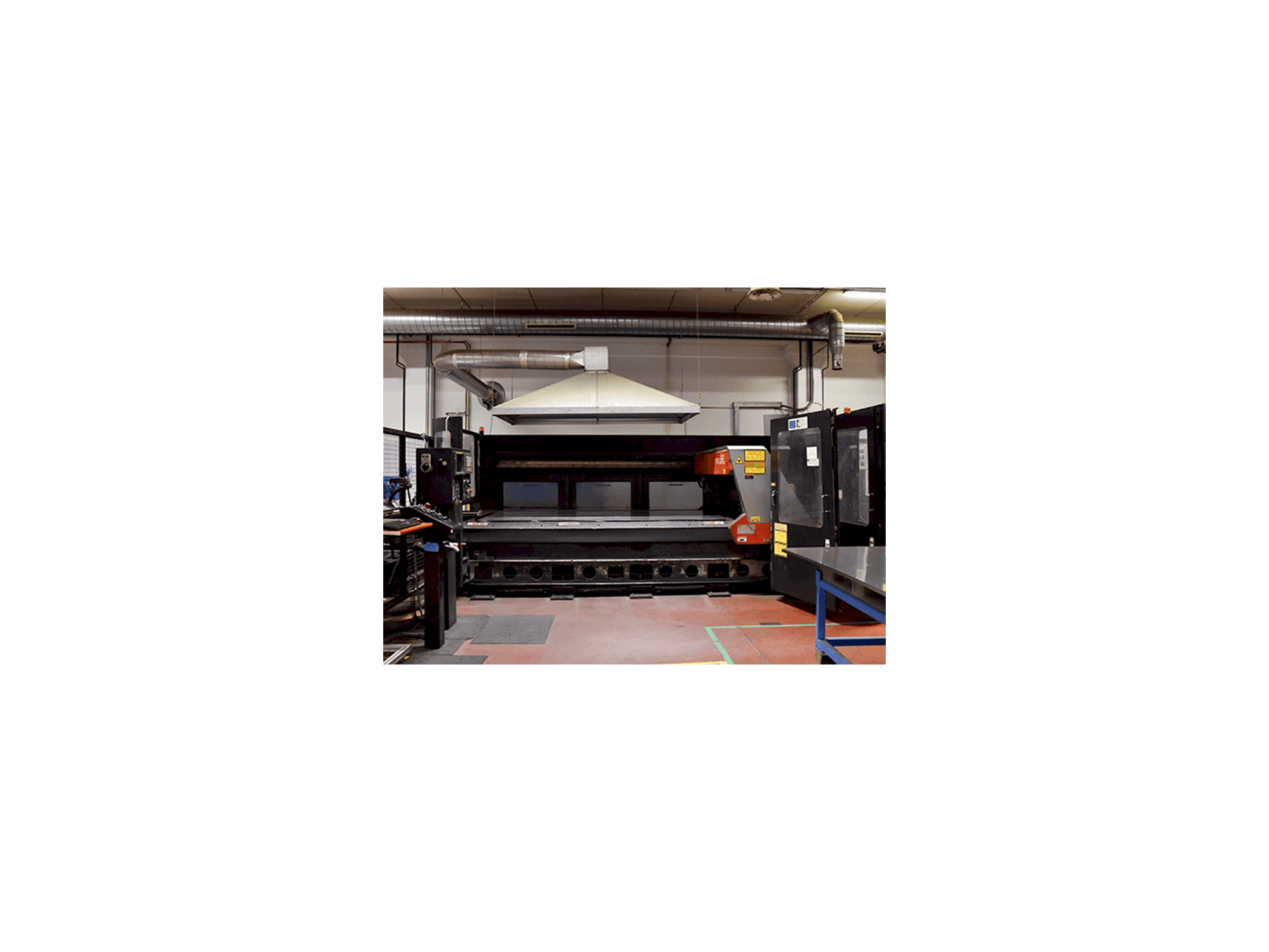 Vista frontal de la máquina AMADA FO-3015