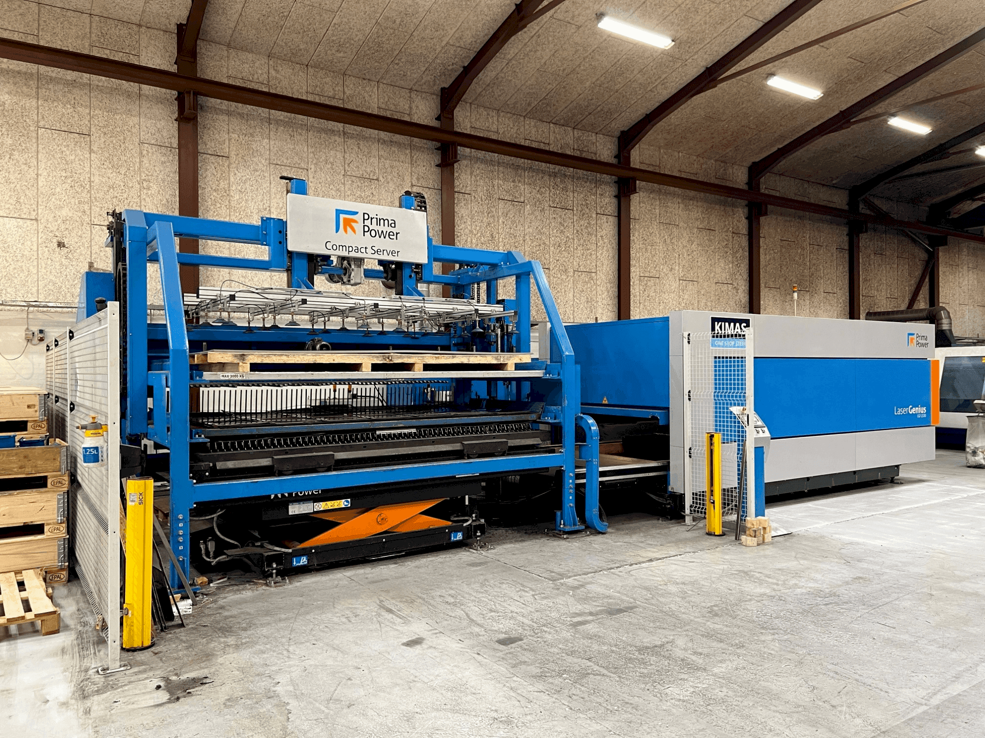 Vista frontal de la máquina Prima Power Laser Genius 1530