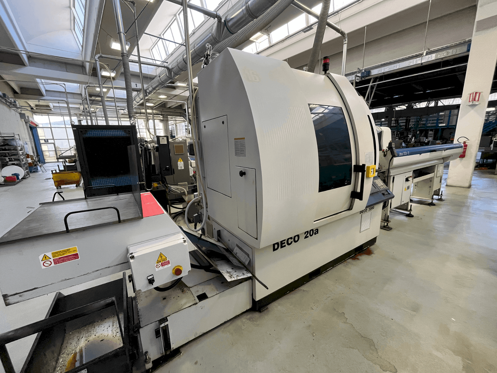 Vista frontal de la máquina TORNOS DECO 20A