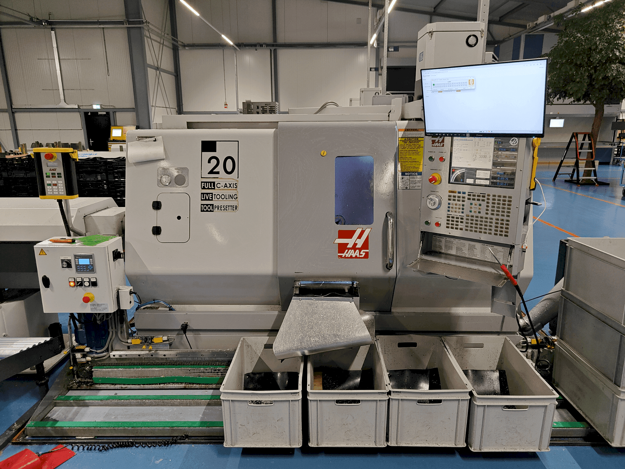 Vista frontal de la máquina HAAS SL-20HE (2006)