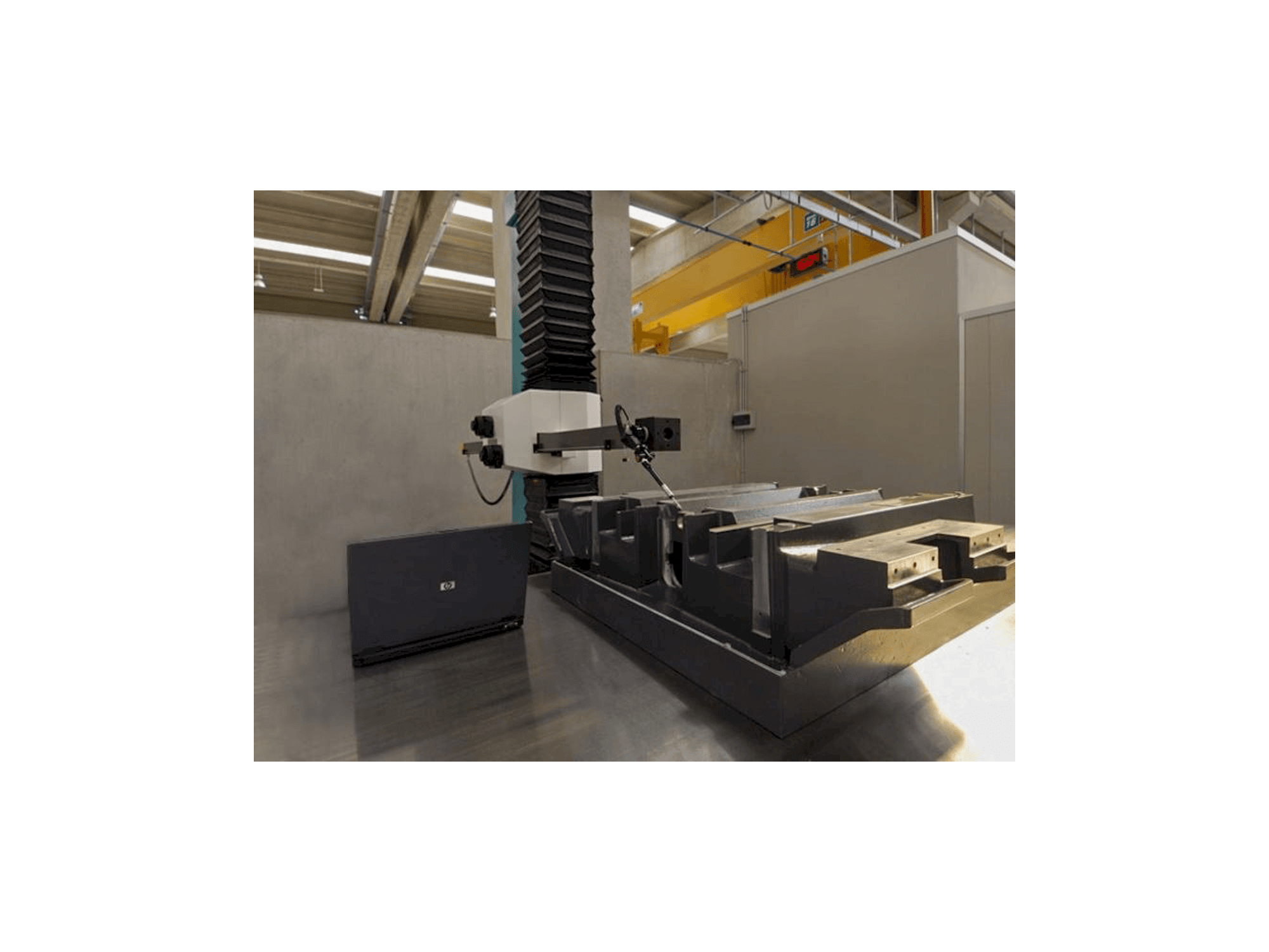 Vista frontal de la máquina Hexagon Metrology Poli Globo