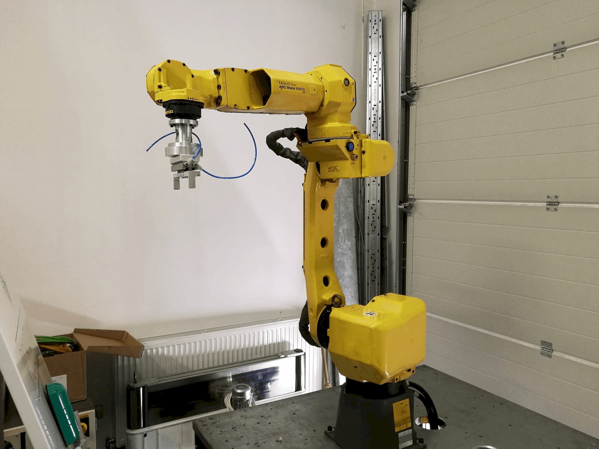 Vista frontal de la máquina FANUC ARC Mate 100iC/12