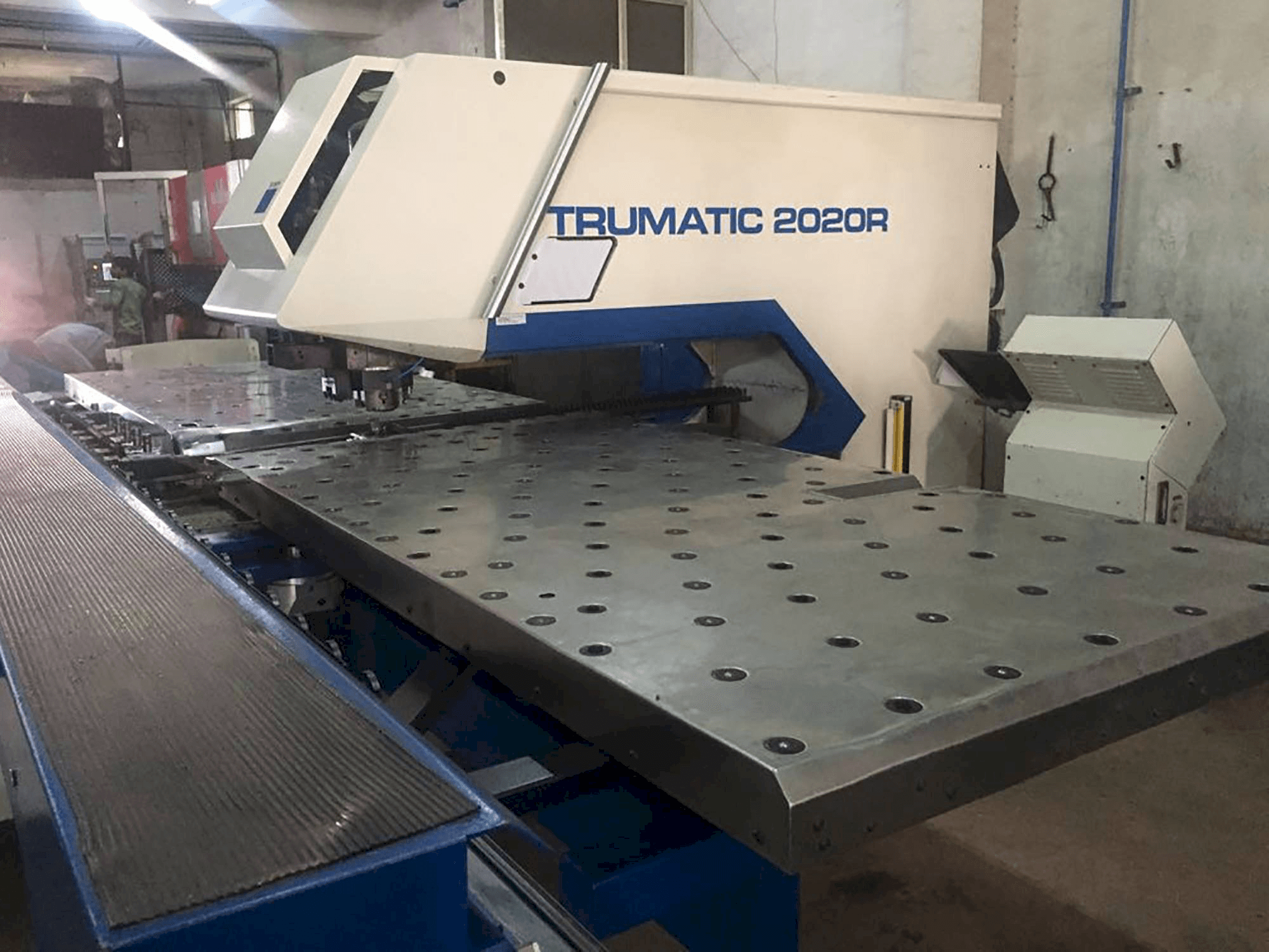 Vista derecha de la máquina Trumpf Trumatic 2020R