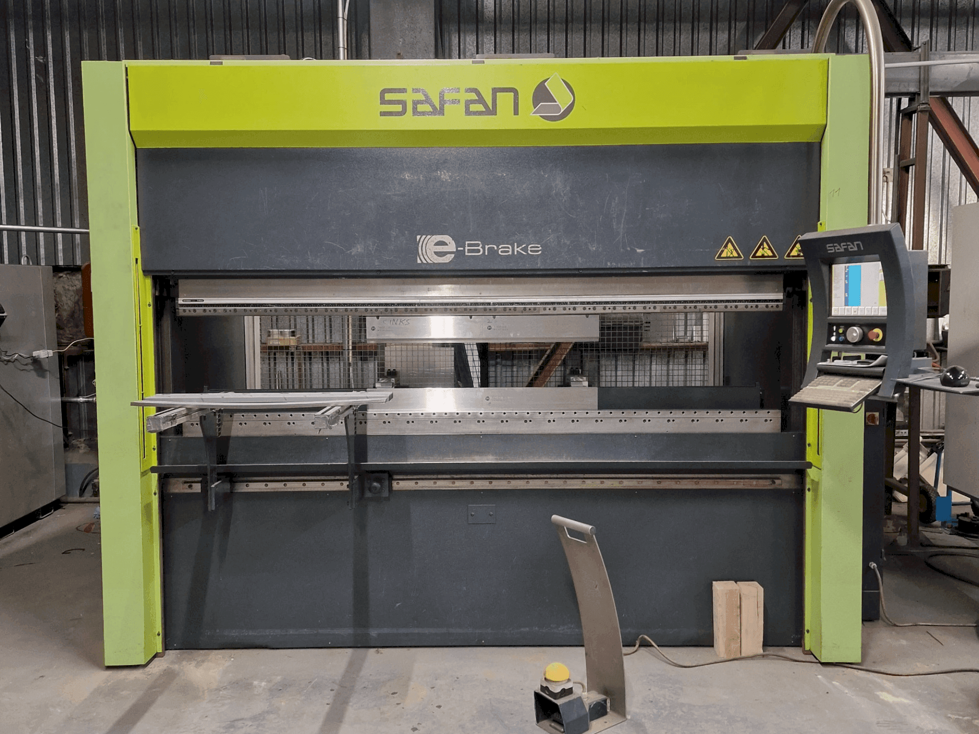Vista frontal de la máquina Safan E-Brake 80-2550-Ts3 Cnc