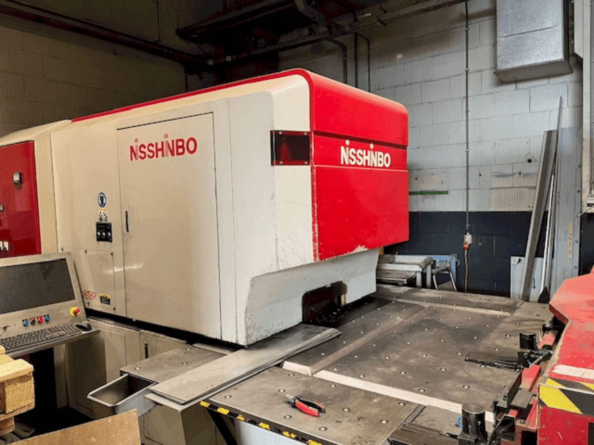 Vista frontal de la máquina Nisshinbo HIQ-1250