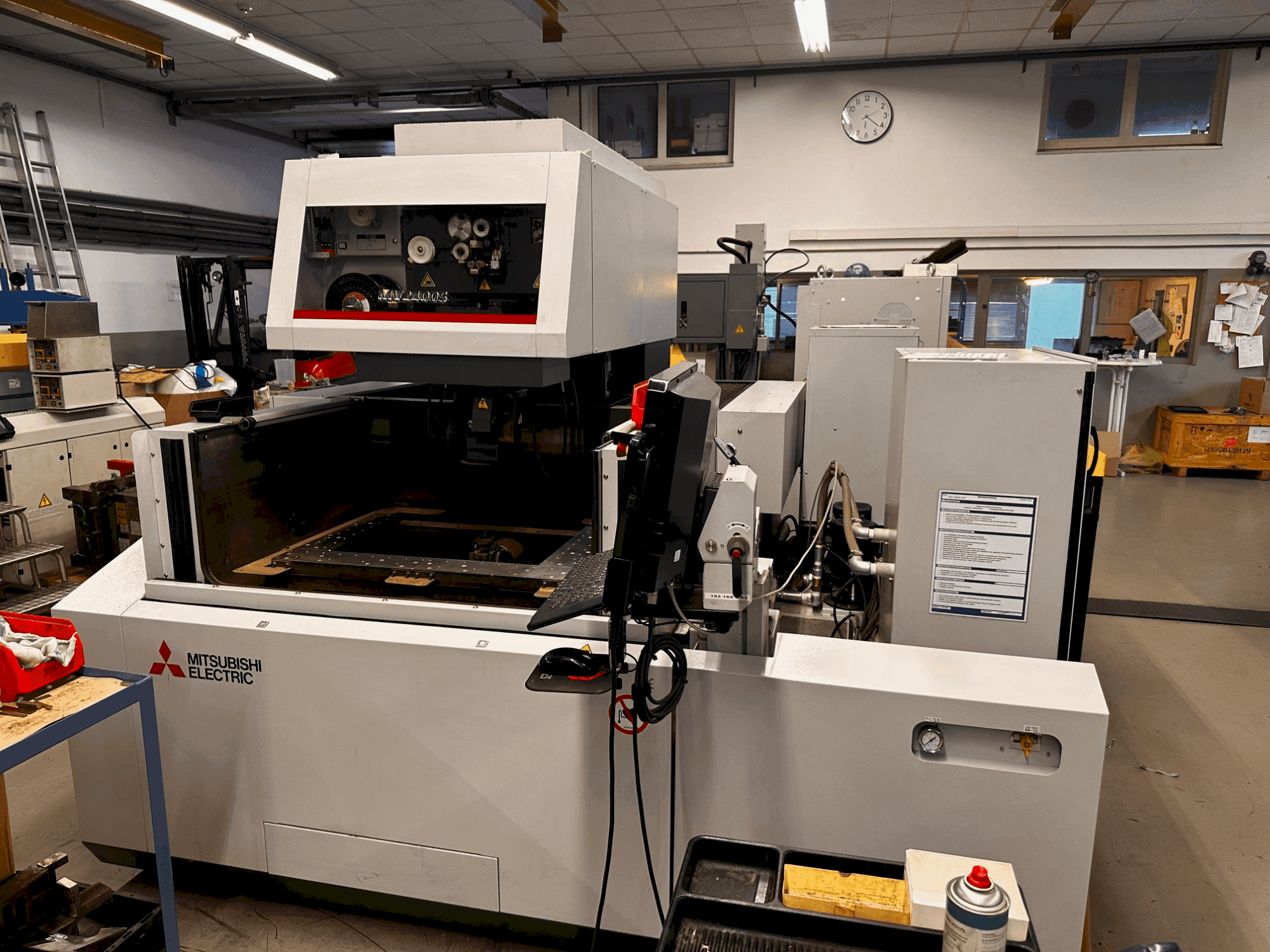 Vista frontal de la máquina Mitsubishi MV2400S