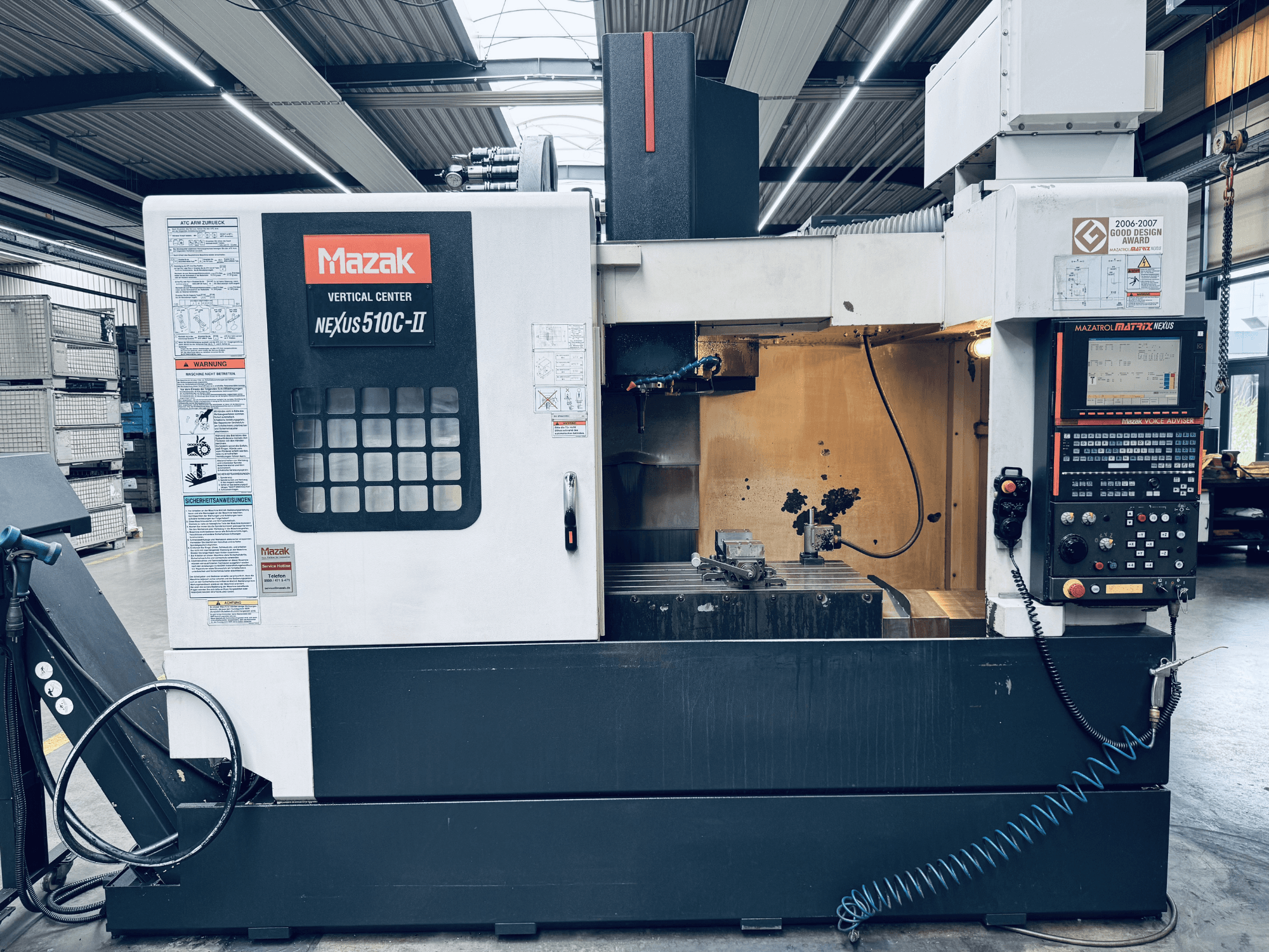 Centro vertical Mazak Nexus 510C-II, vista frontal, en la que se aprecian el panel de control, el área de trabajo y las características operativas en un entorno de taller.