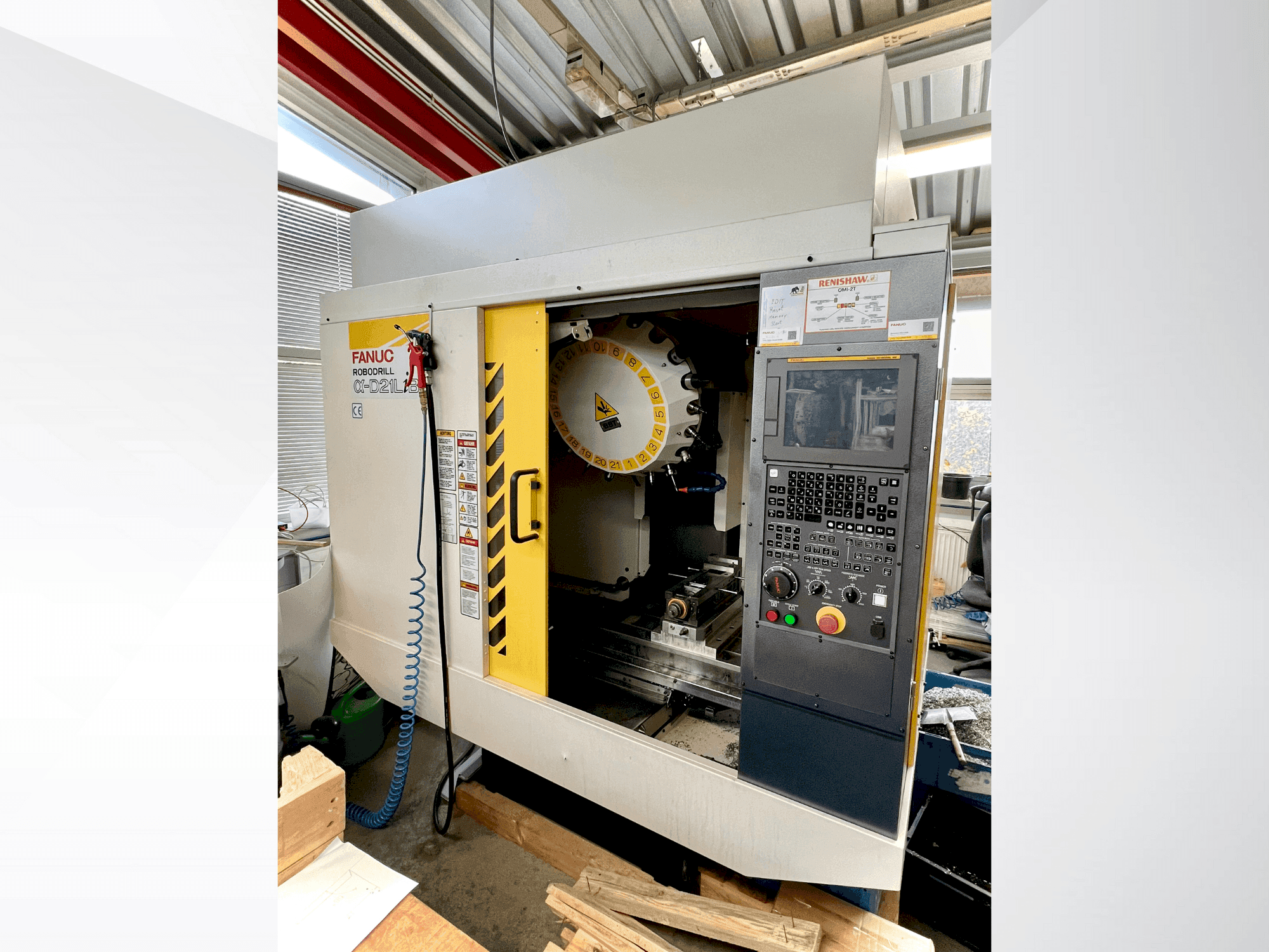 Vista frontal de la máquina FANUC ROBODRILL α-D21LiB5