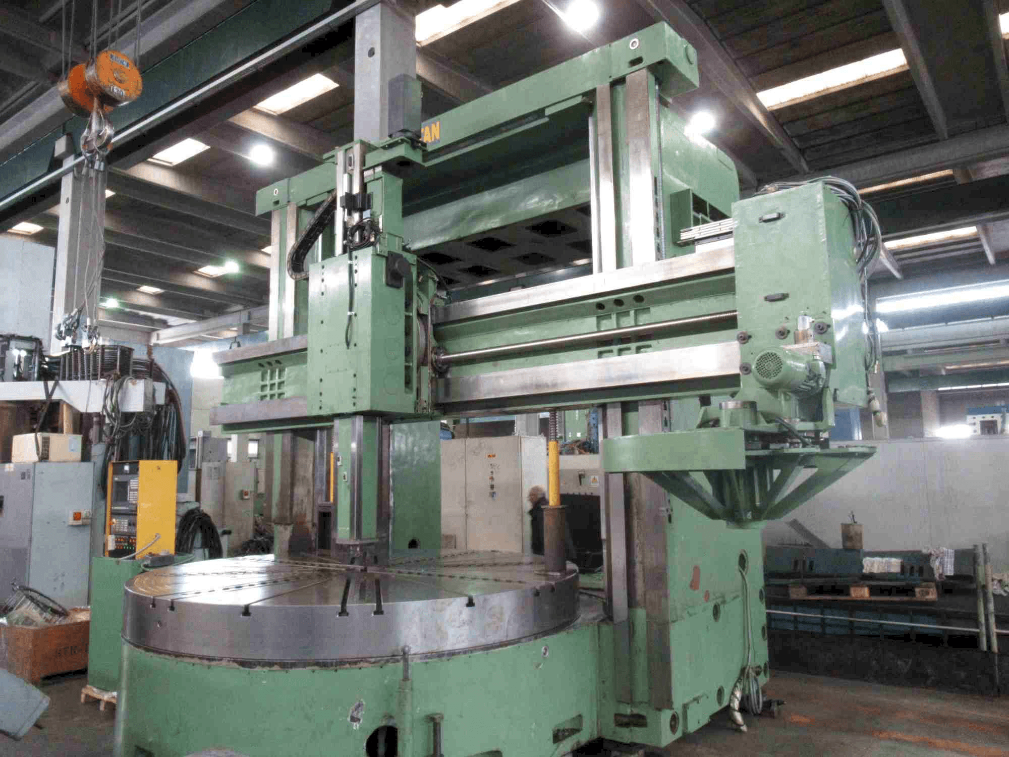 Vista frontal de la máquina Titan SC 33 CNC