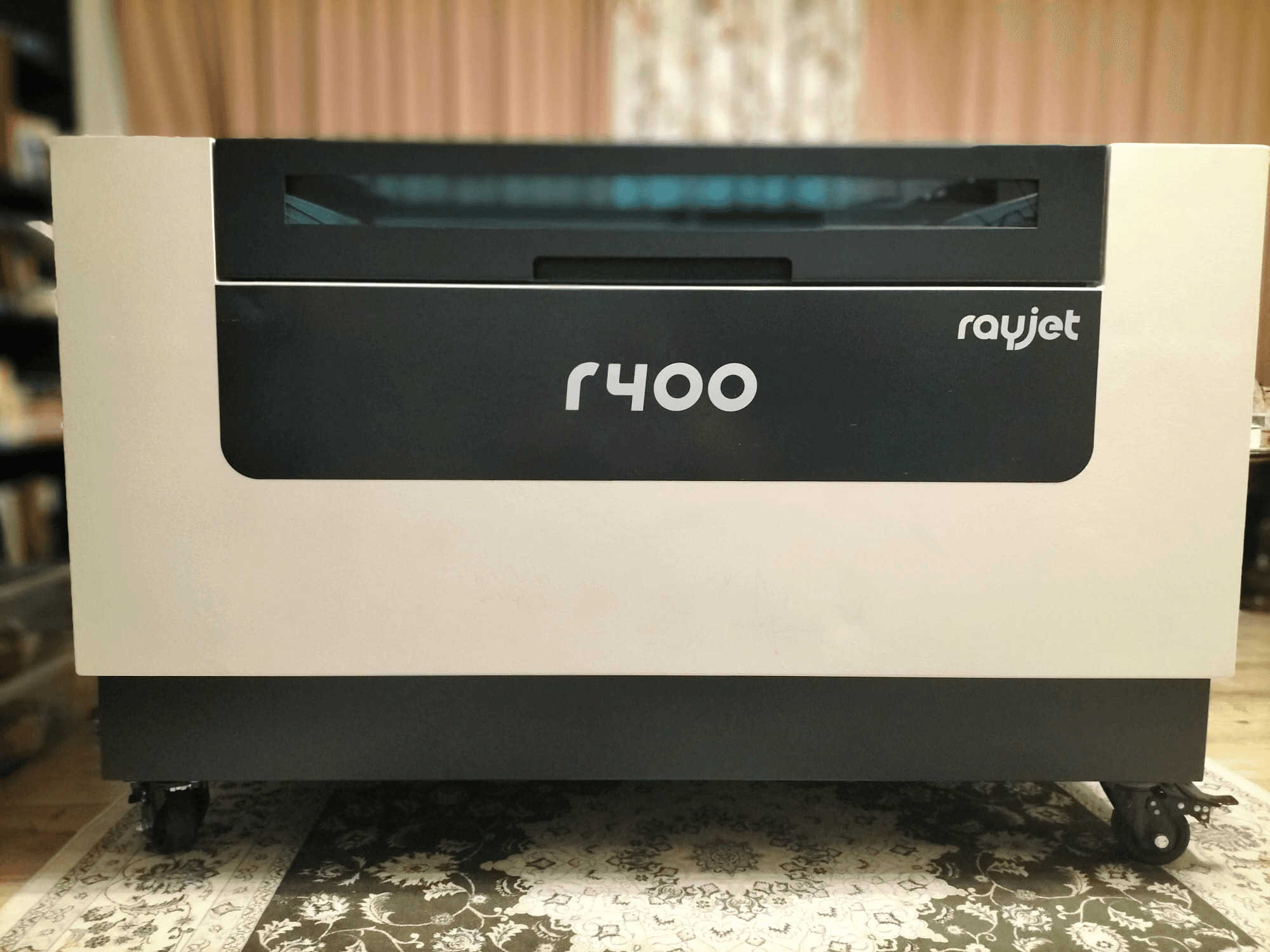 Vista frontal de la máquina de grabado láser Trotec Rayjet R400, que muestra su elegante diseño y la claridad de su marca.