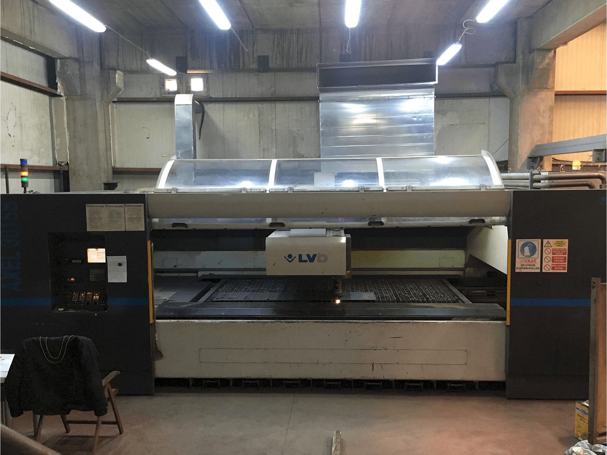 Vista frontal de la máquina LVD AXEL 3015 S