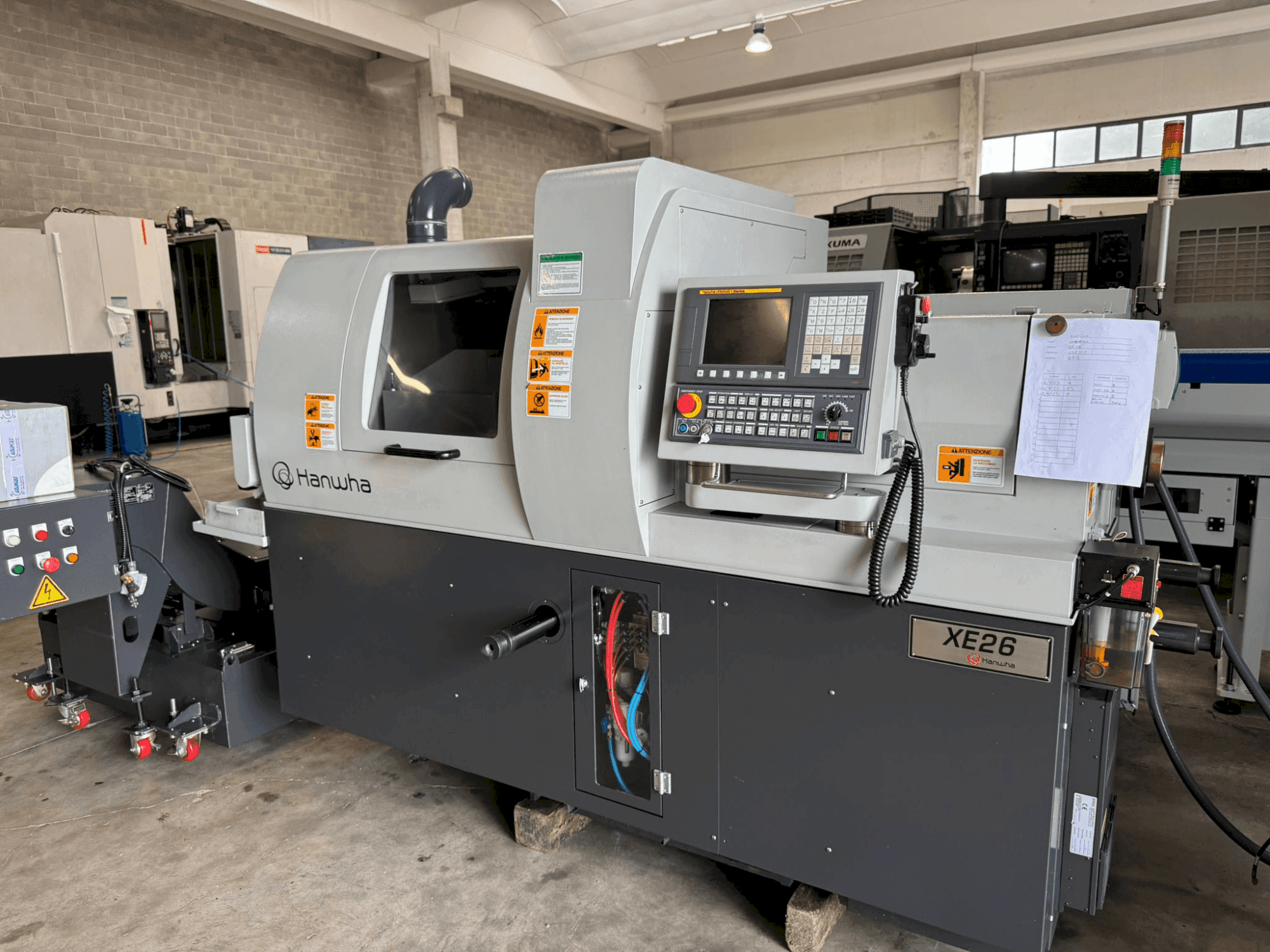 Vista frontal de la máquina Hanwha XE 26 H