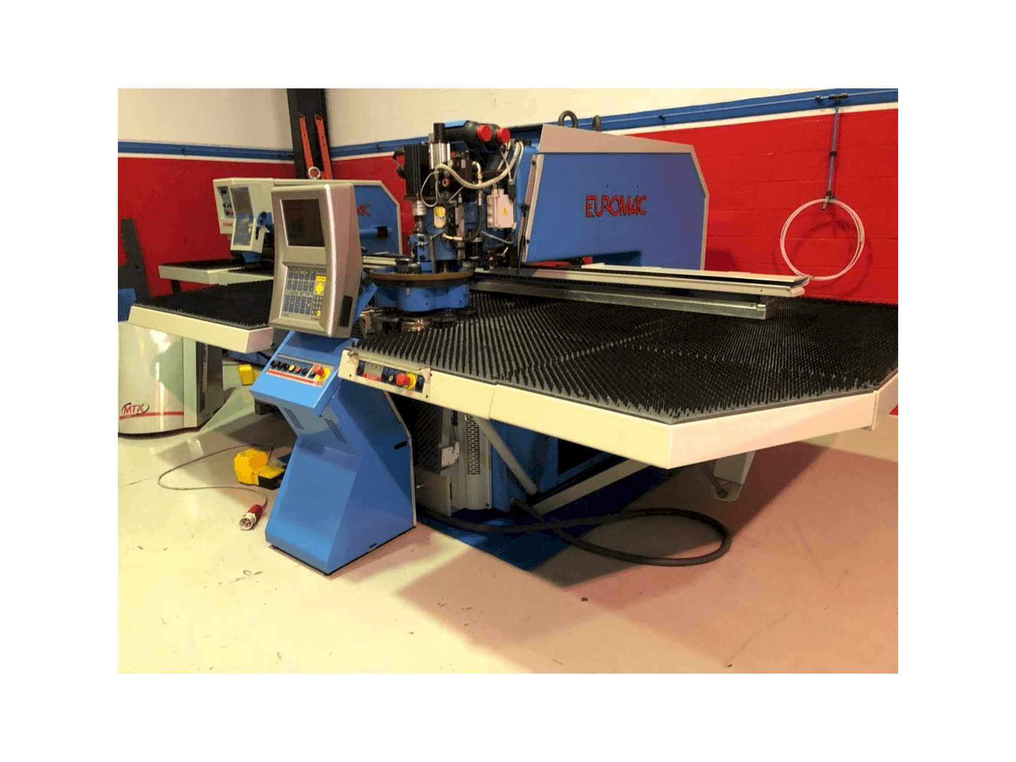 Vista frontal de la máquina Euromac MTX 1250-30-2000 AI