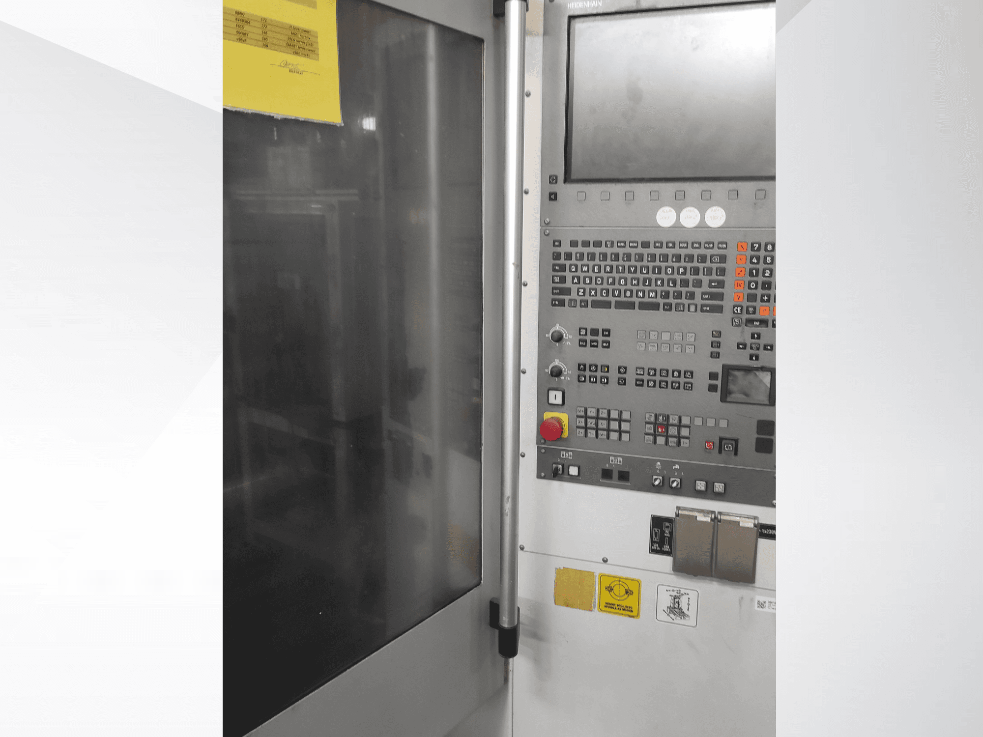 Panel de control de una máquina industrial Herrmann, vista frontal, con botones, pantalla táctil y etiquetas de funcionamiento.