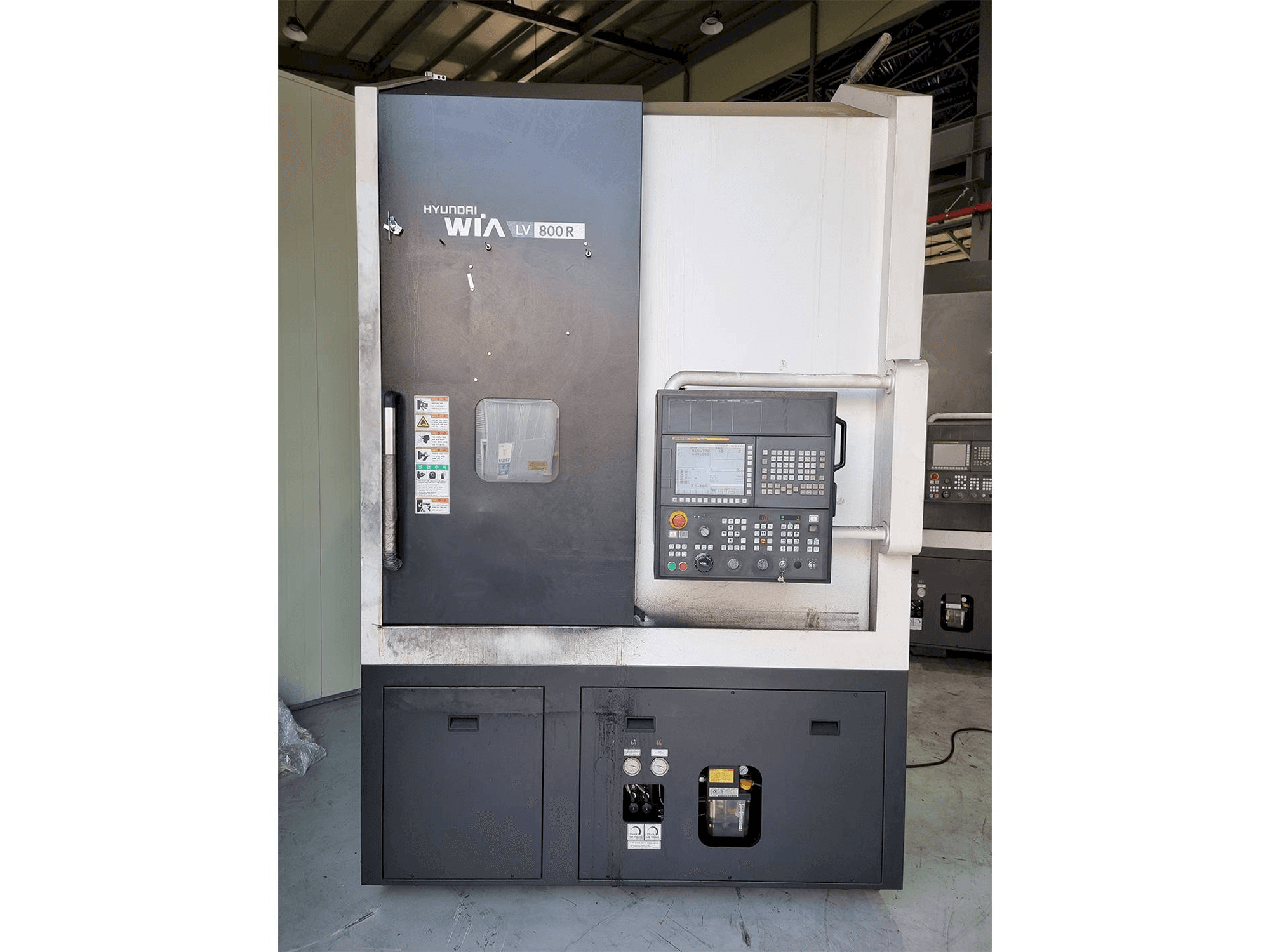 Vista frontal de la máquina Hyundai Wia LV800R