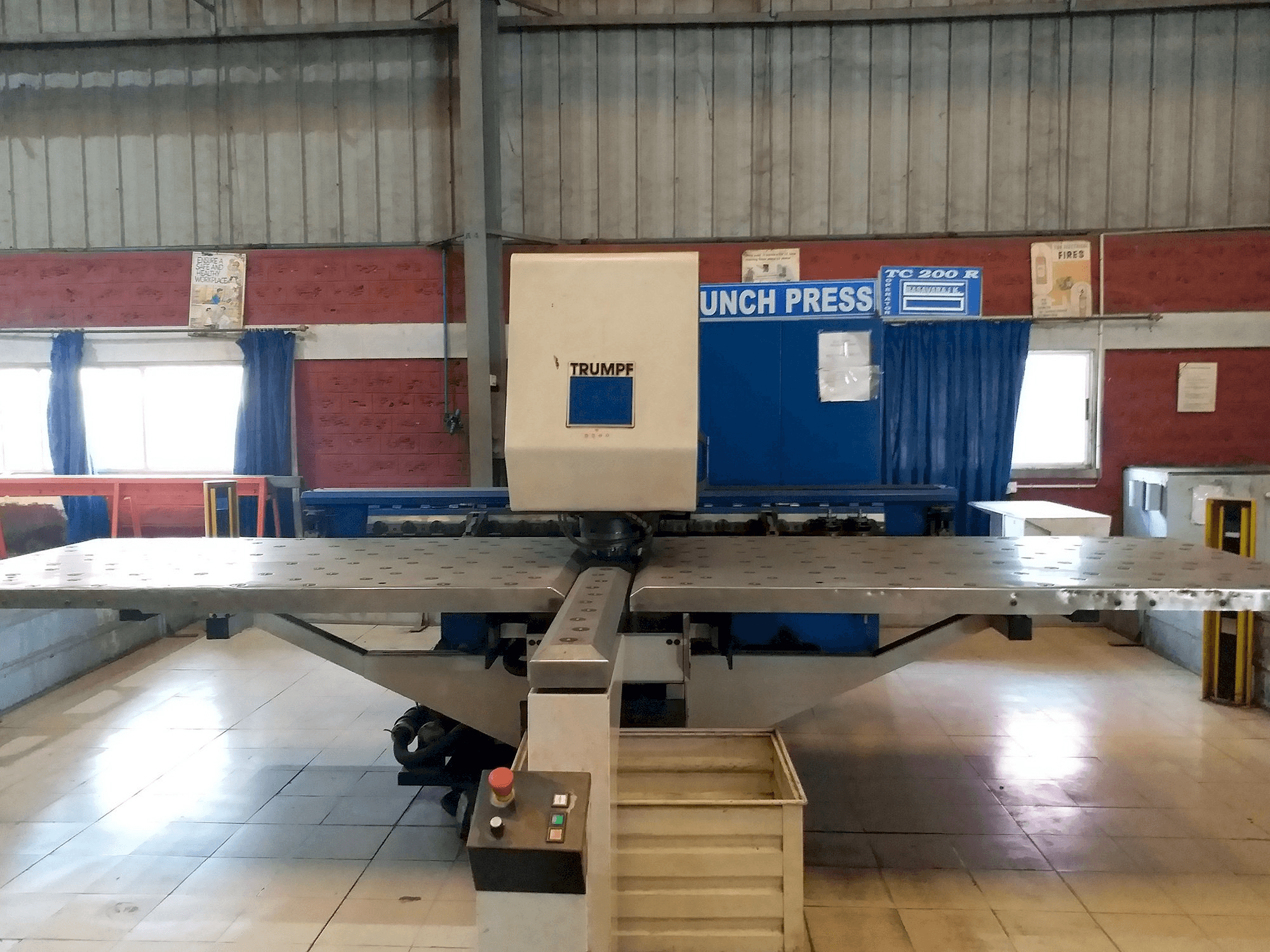 Vista frontal de la máquina Trumpf Trumatic 200