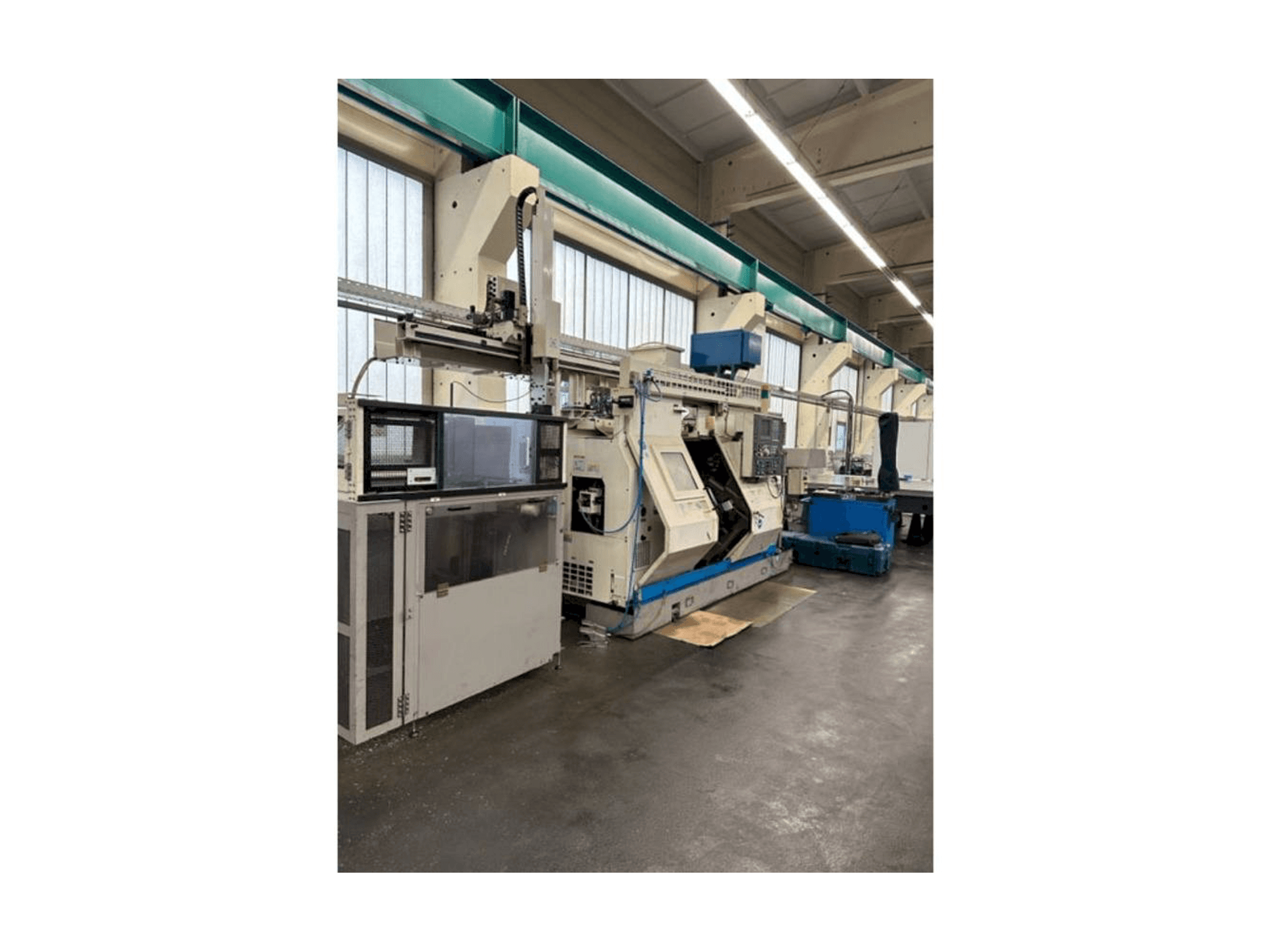 Vista frontal de la máquina Okuma LT10