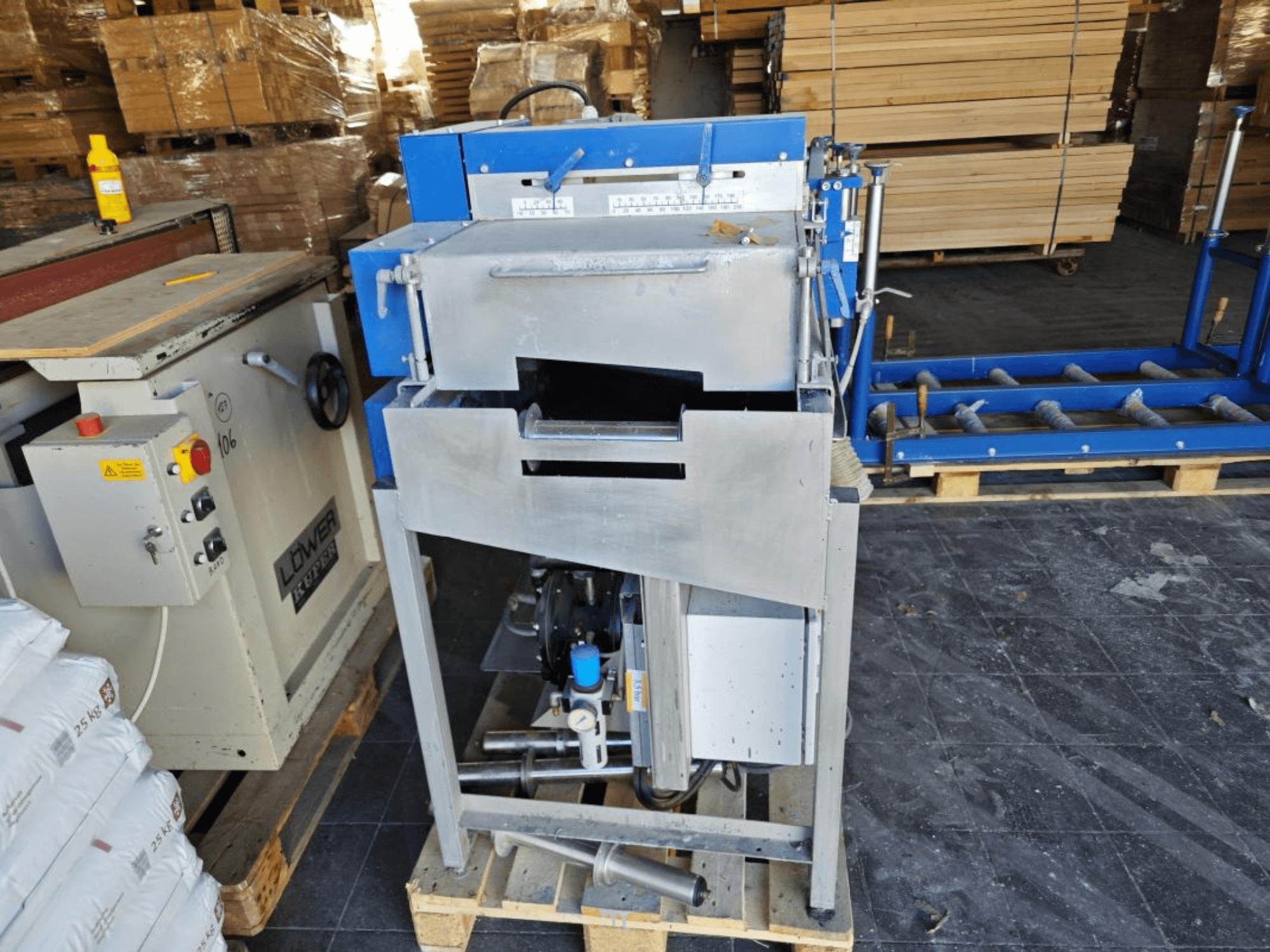 Vista frontal de la SCHIELE Schiele Impregmat VM-Mini, una máquina compacta para la impregnación de madera con panel de control y motor a la vista.