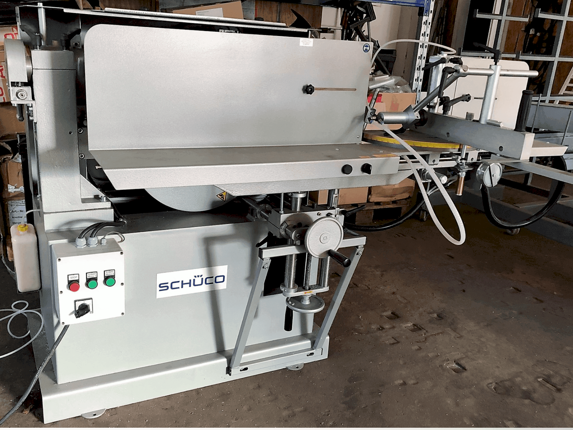 Vista frontal de la máquina SCHÜCO AS 450