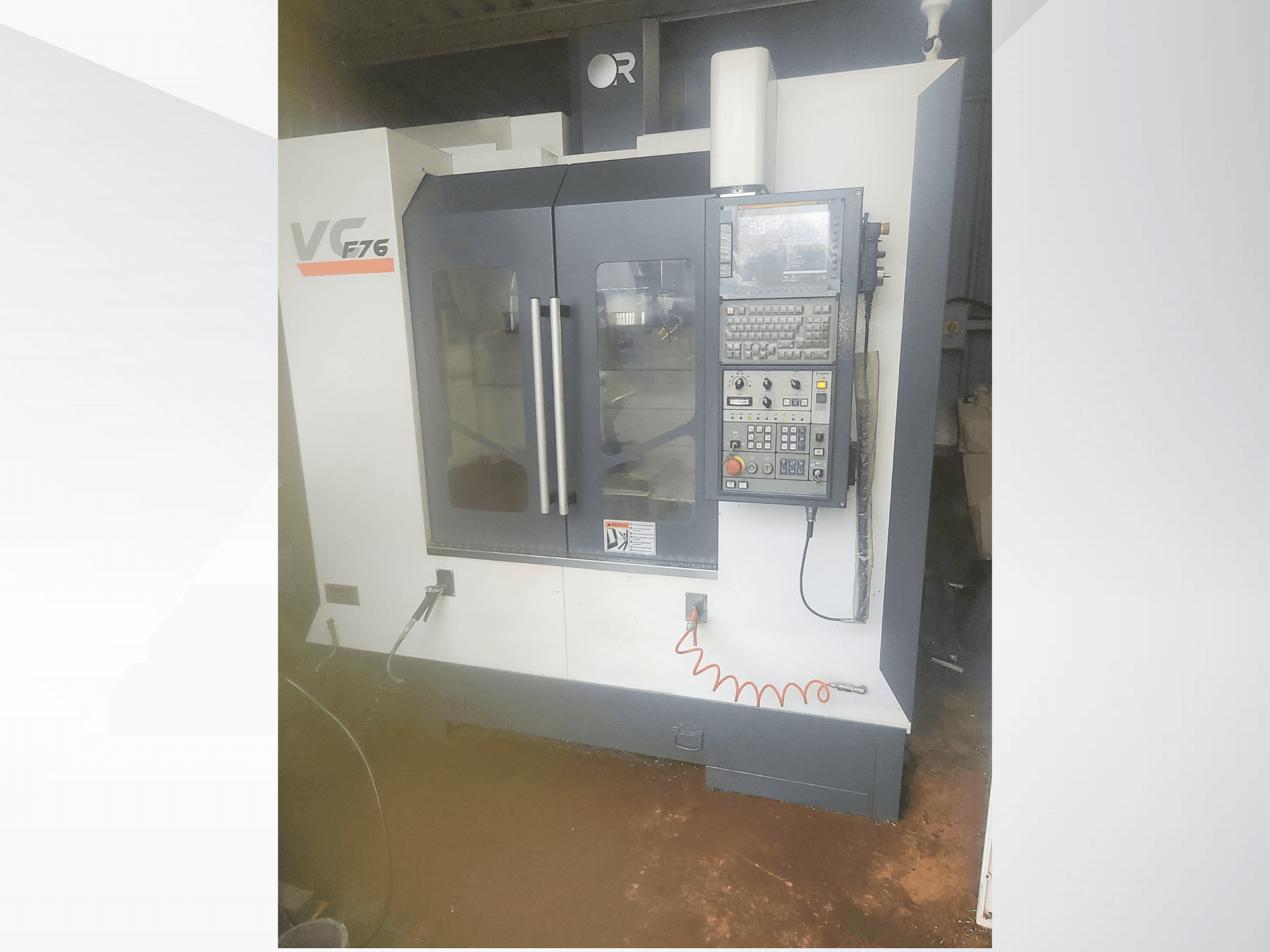 Centro de mecanizado vertical, marca VC, modelo F76; vista frontal mostrando el panel de control y las puertas de cristal.