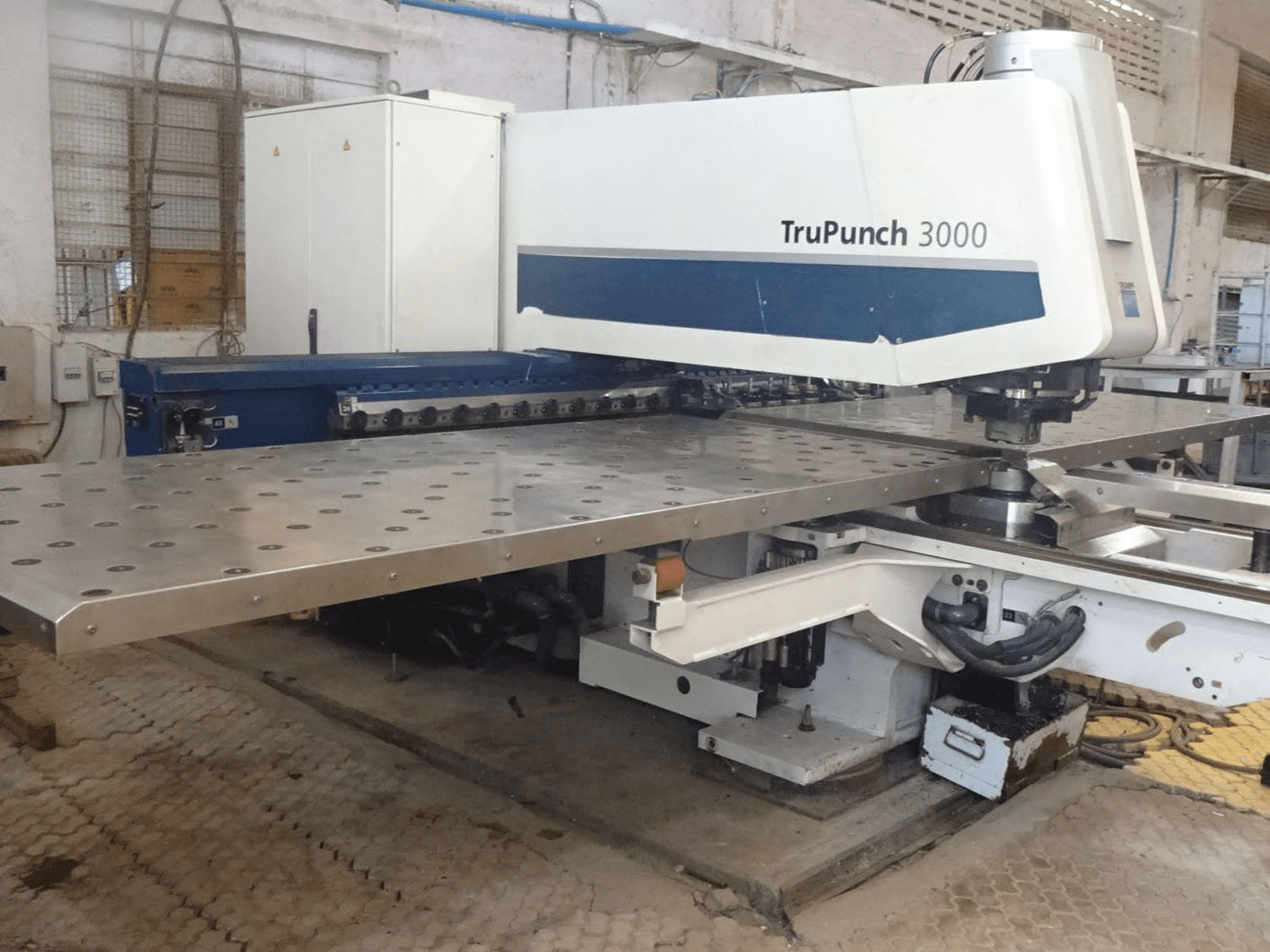 Vista izquierda de la máquina Trumpf TruPunch 3000