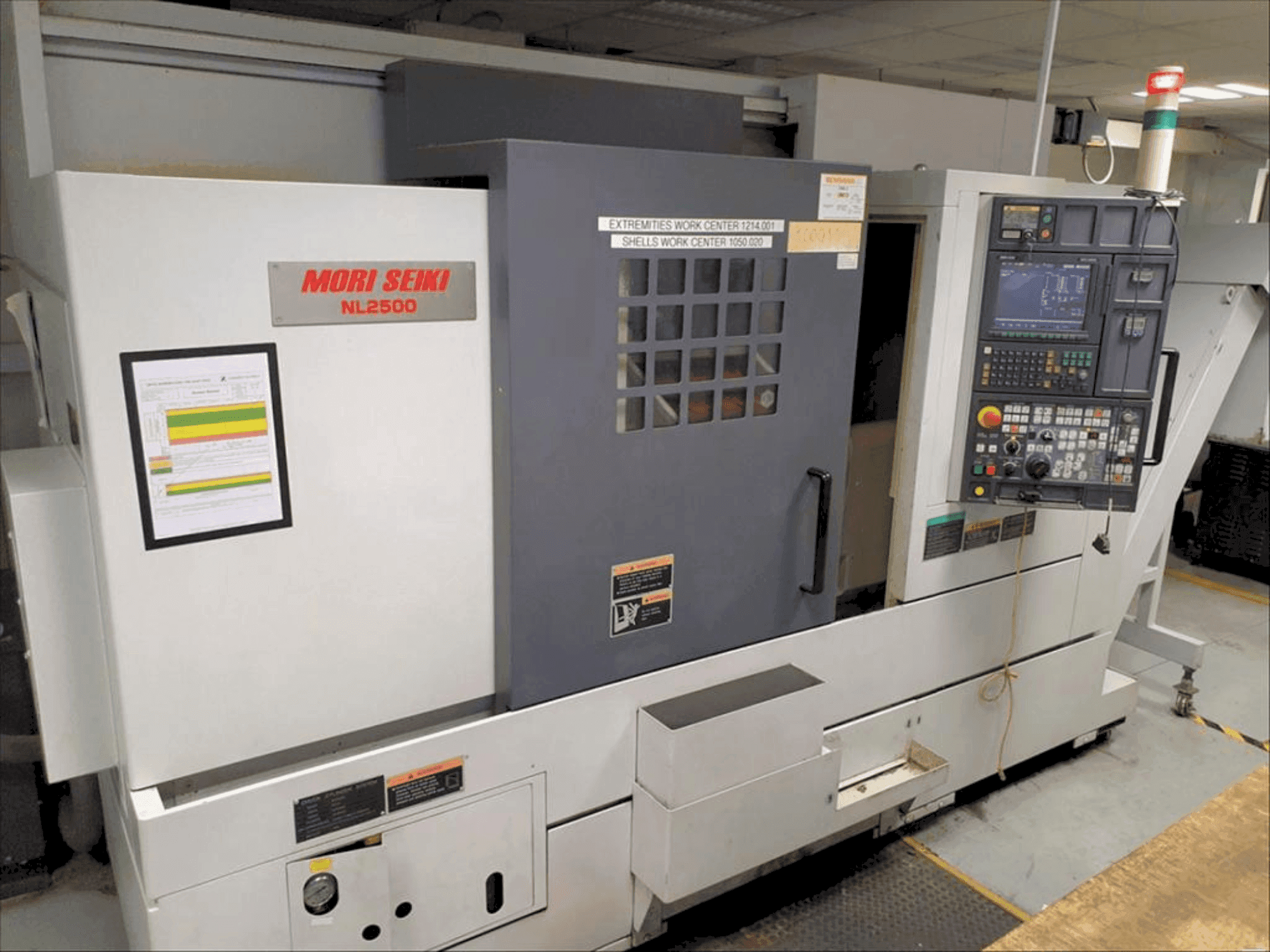Vista frontal de la máquina MORI SEIKI NL2500Y