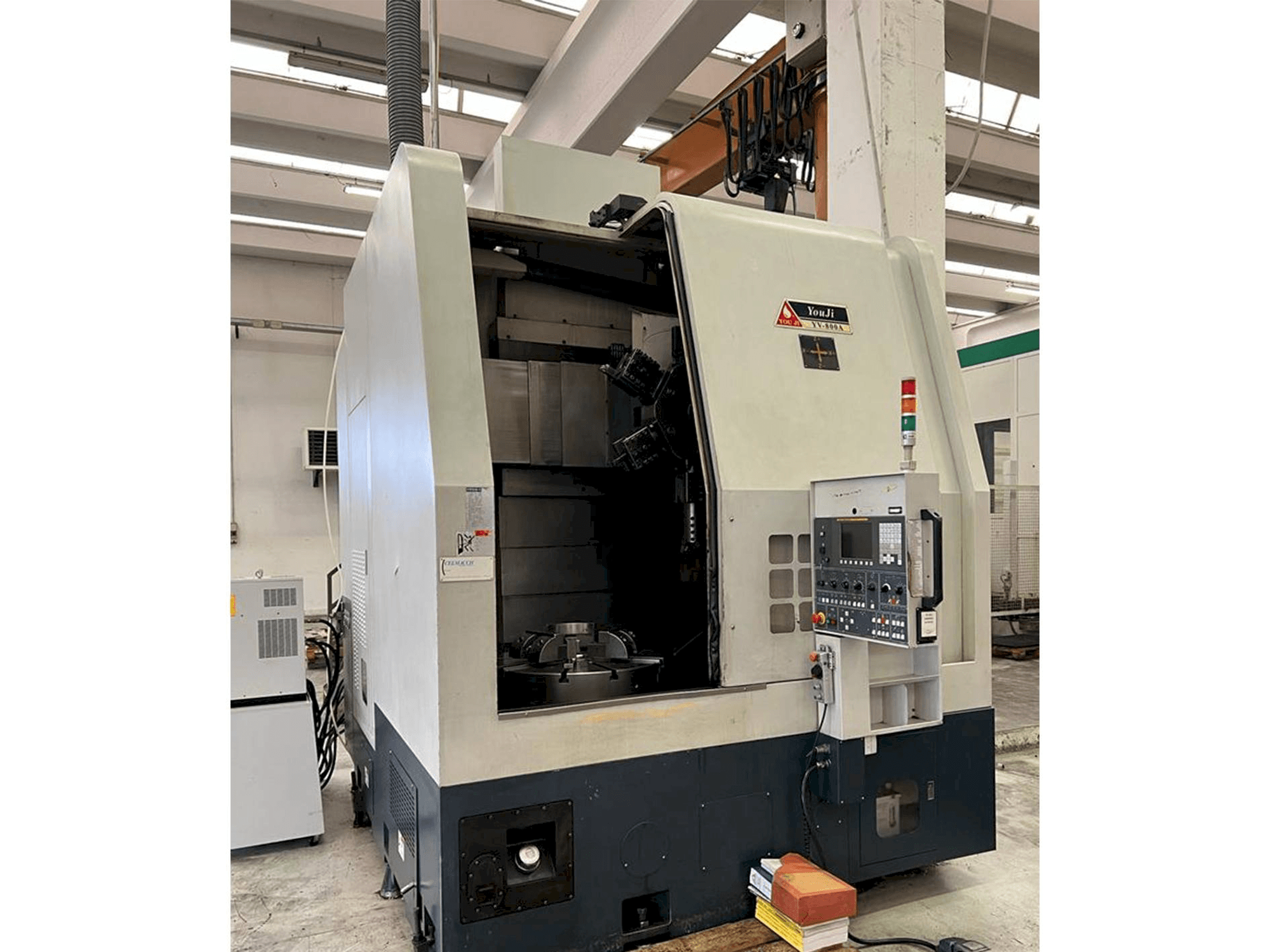 Vista frontal de la máquina YOU JI YV-800A