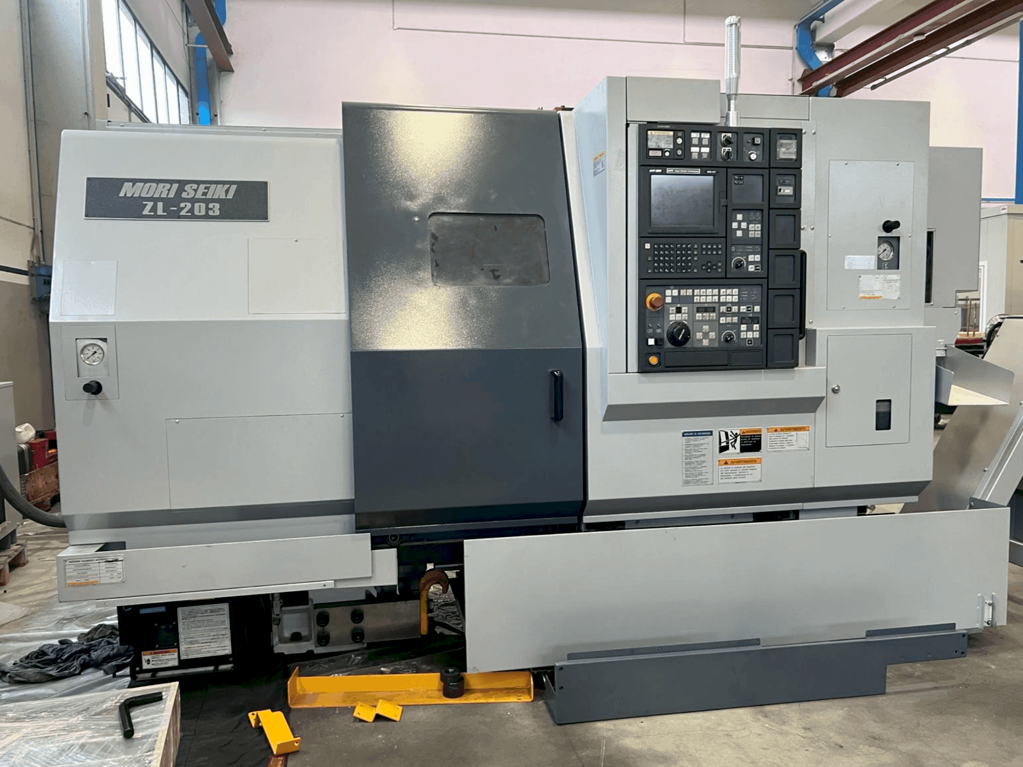 Vista frontal de la máquina MORI SEIKI ZL-203SMC