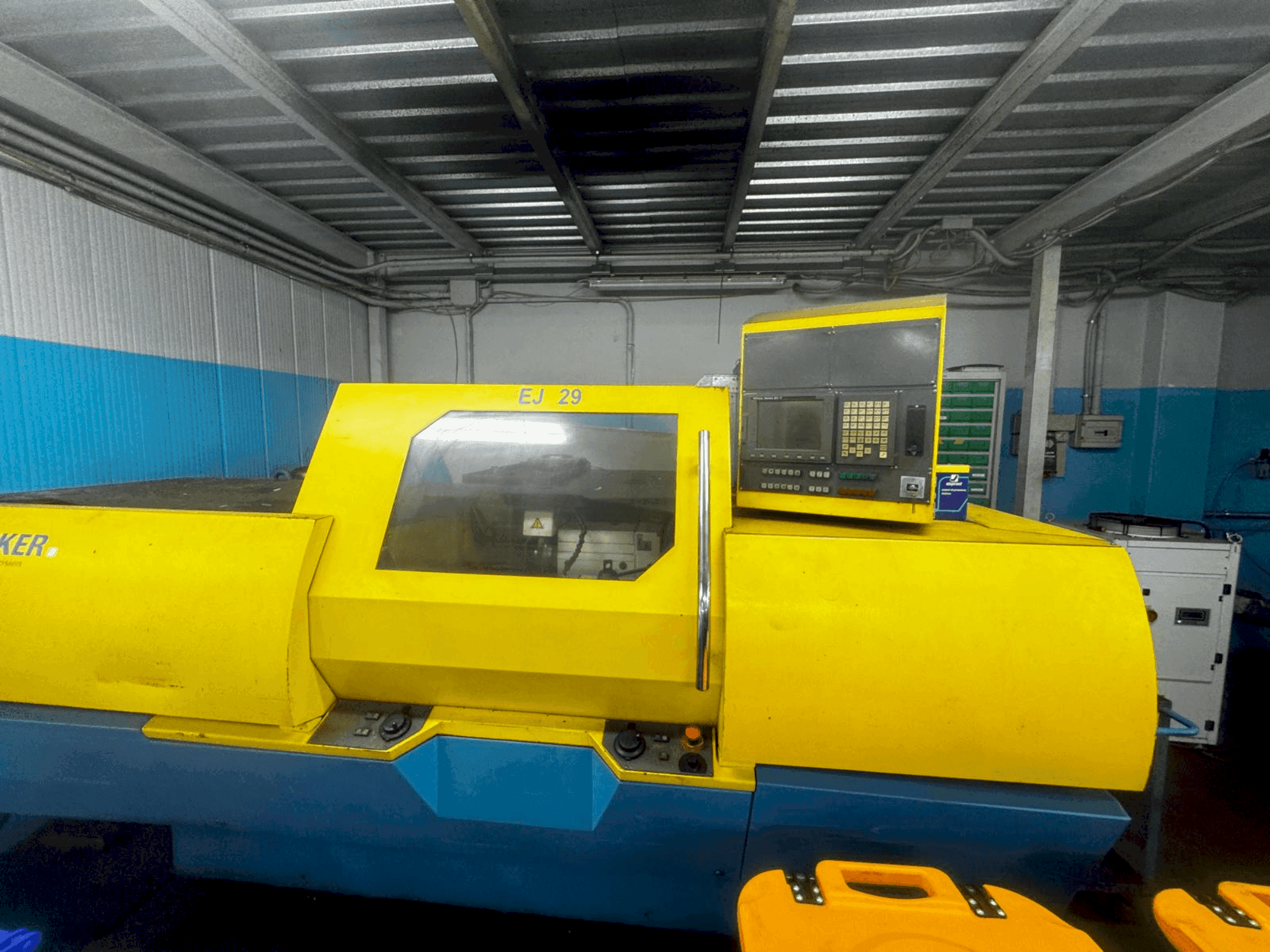 Vista frontal de la máquina JUNKER EJ 29 CNC