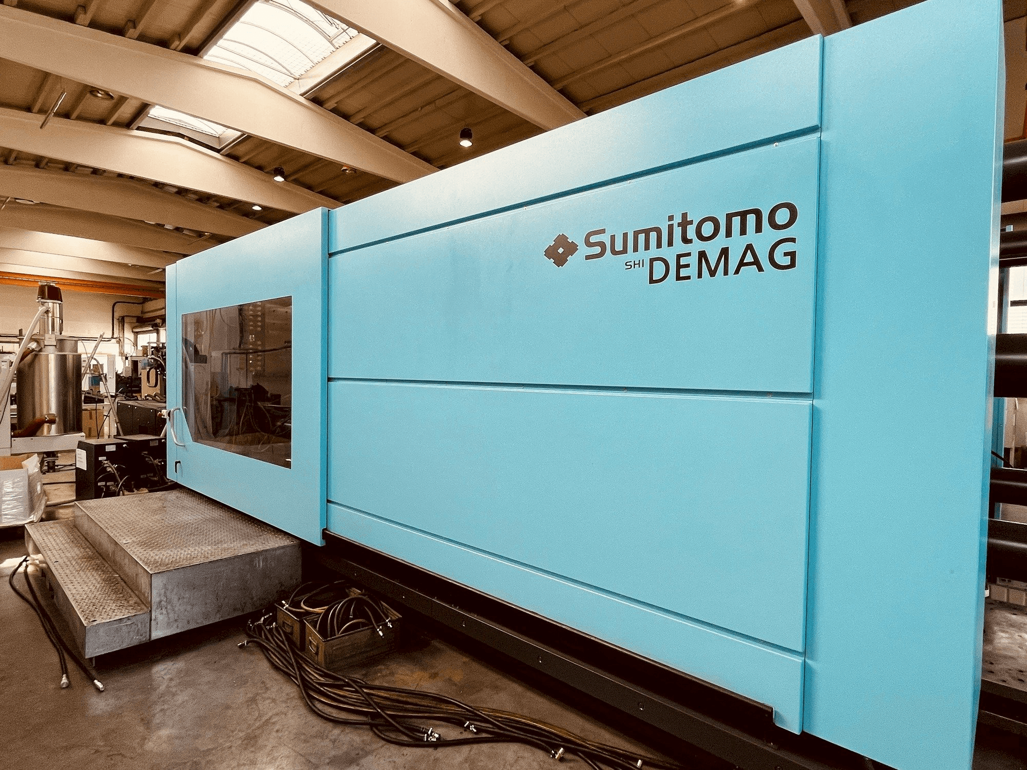 Vista frontal de la máquina Sumitomo Demag Systec 1300 1500-9500 Servo