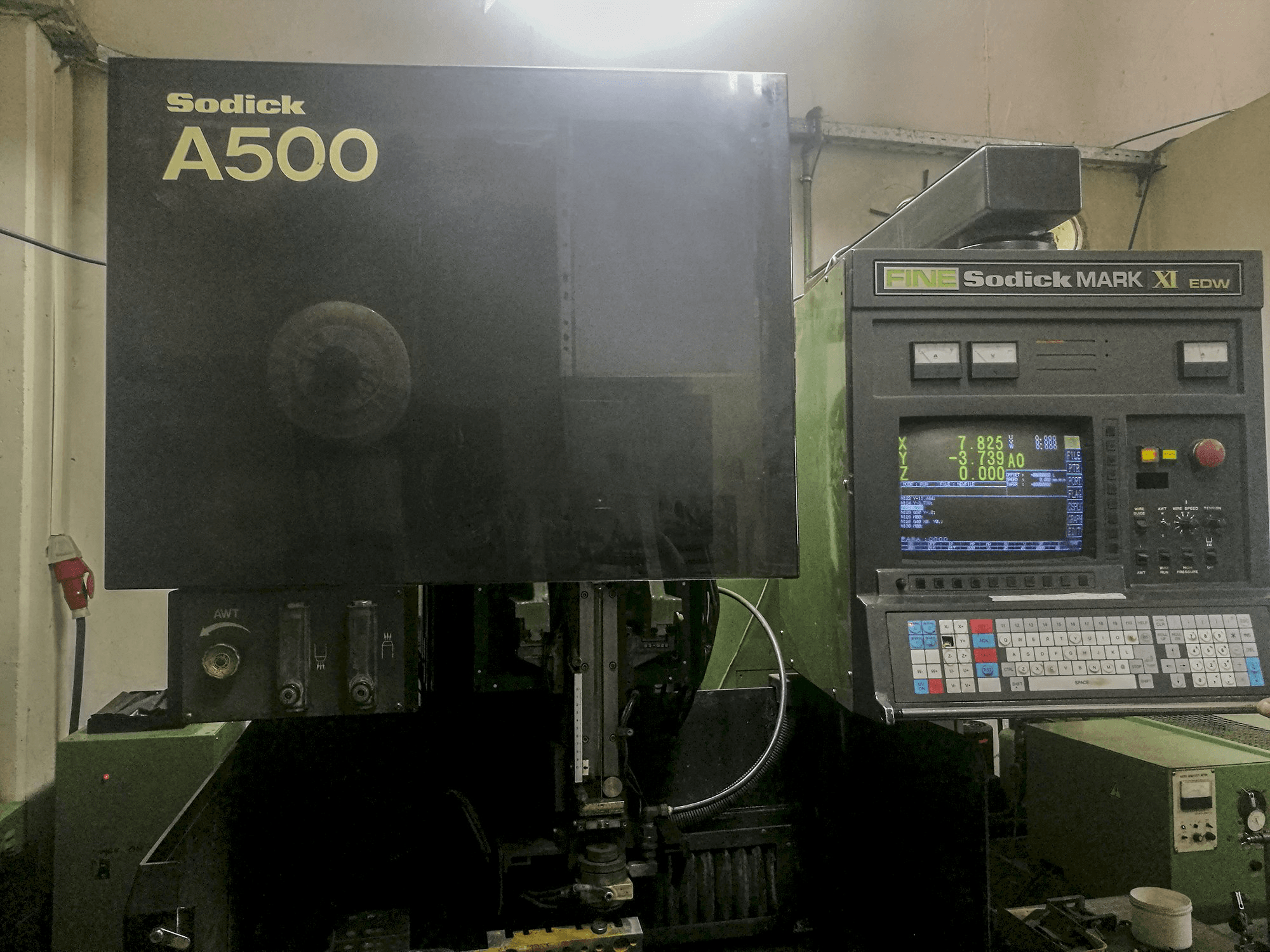 Vista frontal de la máquina Sodick A500